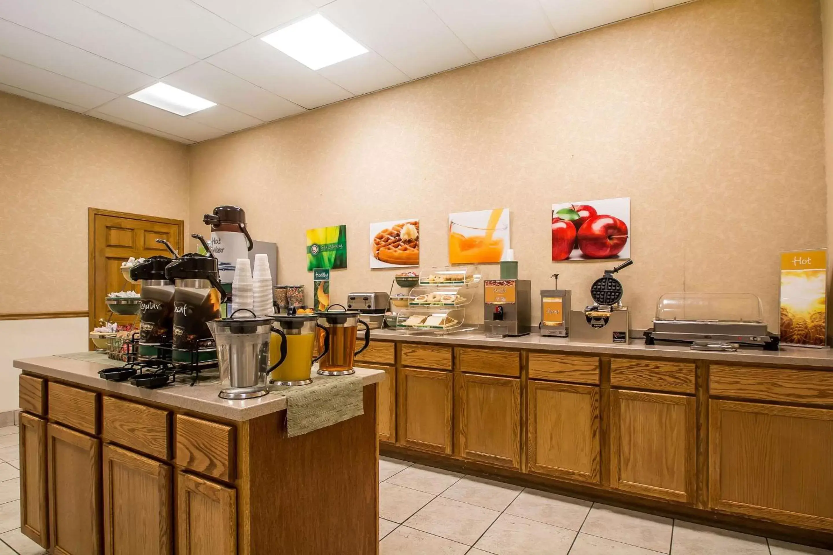 Restaurant/places to eat, Kitchen/Kitchenette in Quality Inn Morris I-80