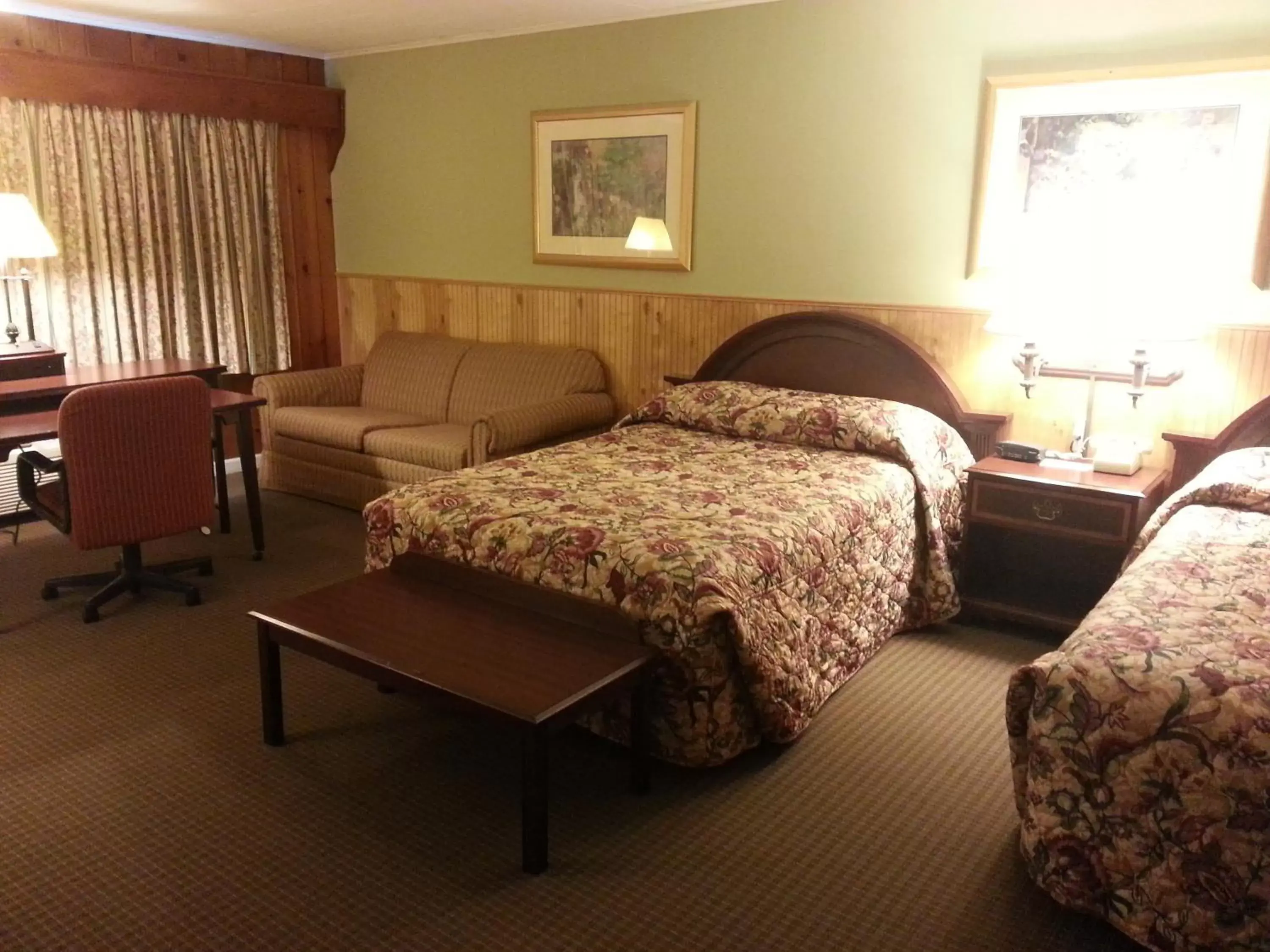 Photo of the whole room, Bed in Heidi's Inn