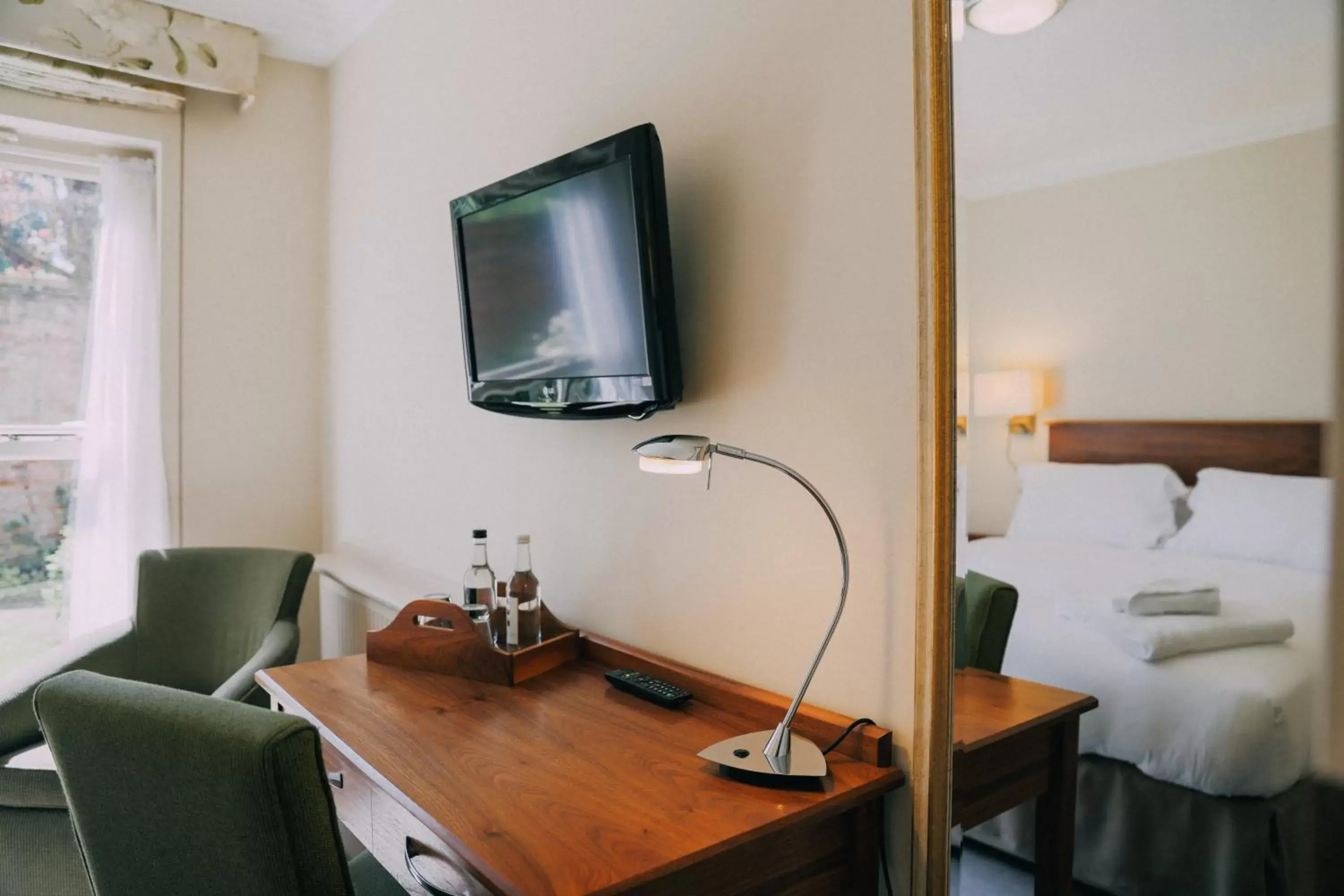 TV and multimedia, Bed in The Woburn TV and multimedia, Bed in The Woburn
