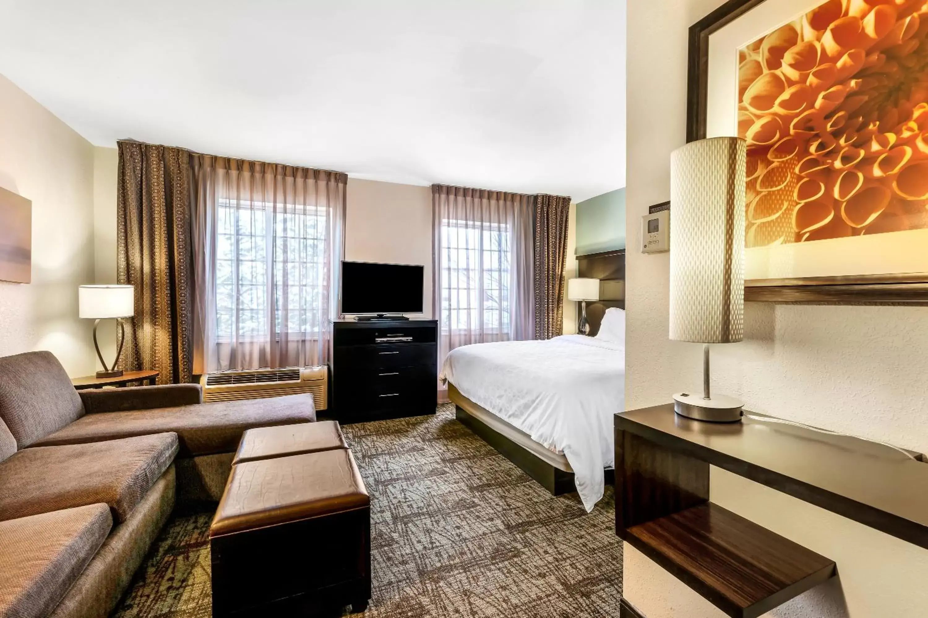 Bedroom, TV/Entertainment Center in Staybridge Suites-Philadelphia/Mount Laurel, an IHG Hotel