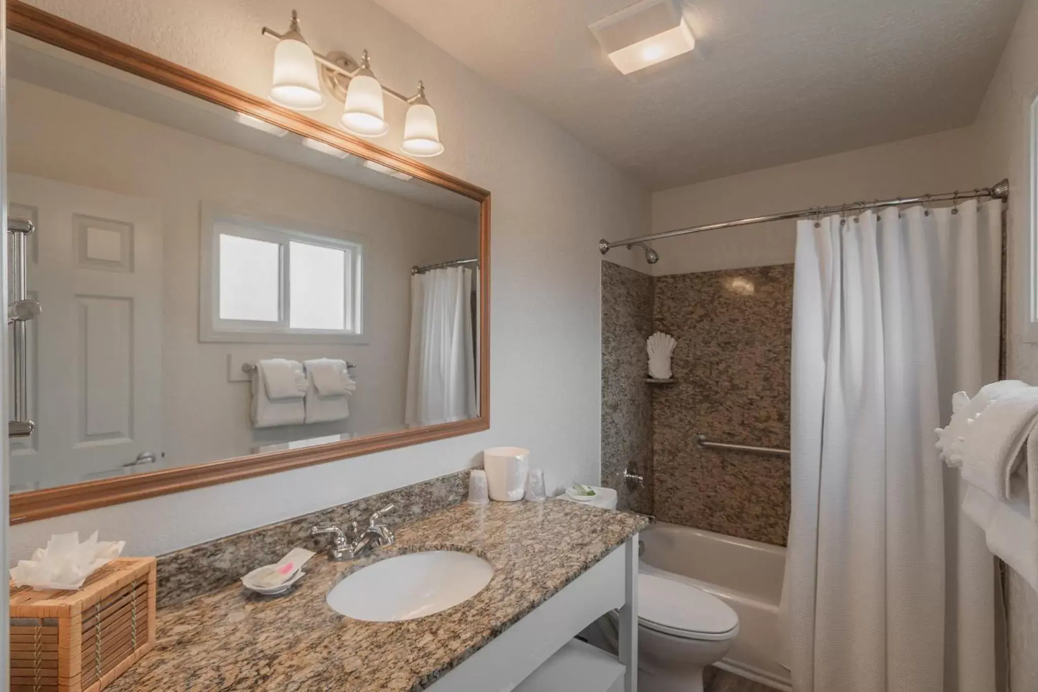 Deluxe King Room in Tolovana Inn Deluxe King Room in Tolovana Inn