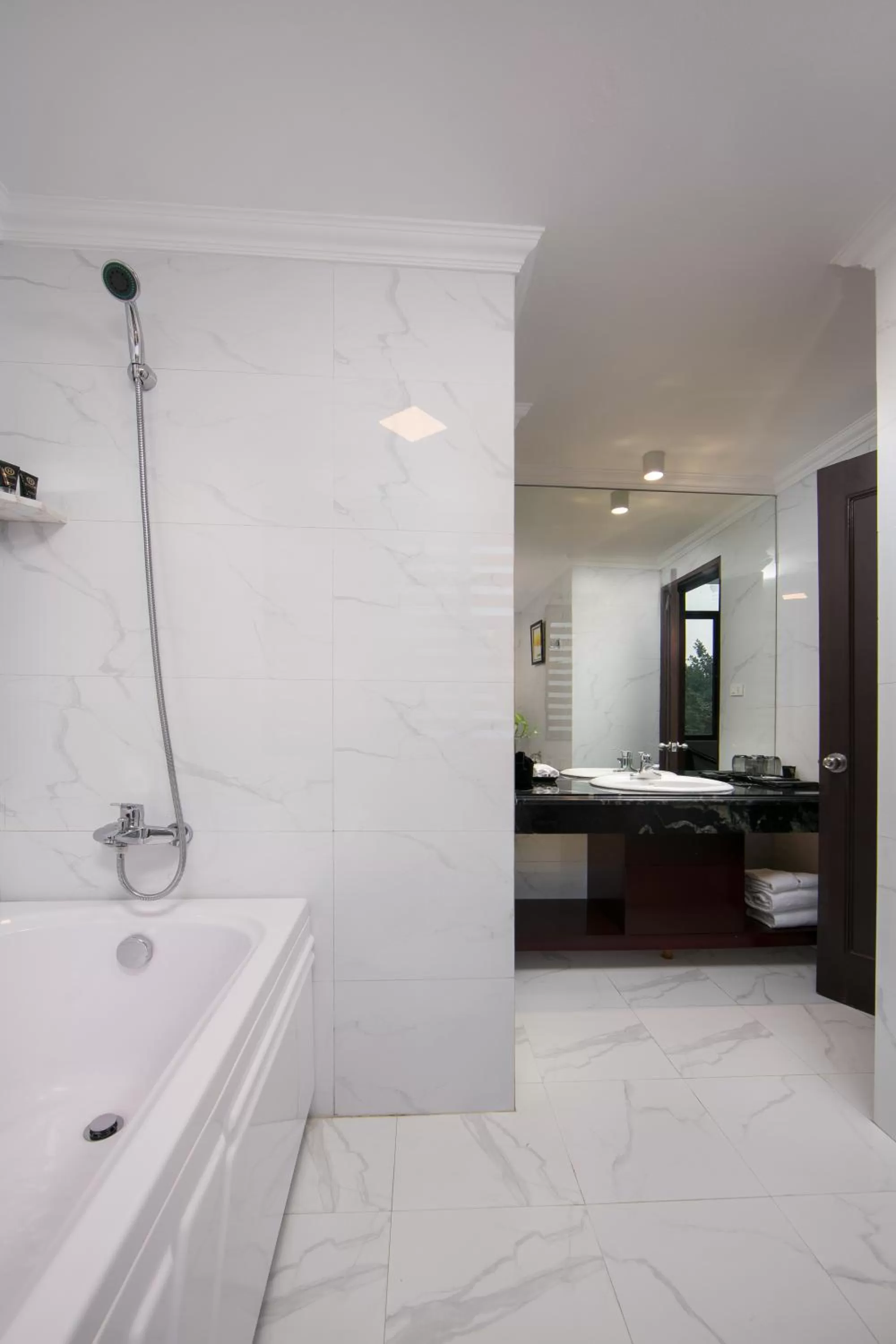 Bathroom, Bed in Halais Hotel