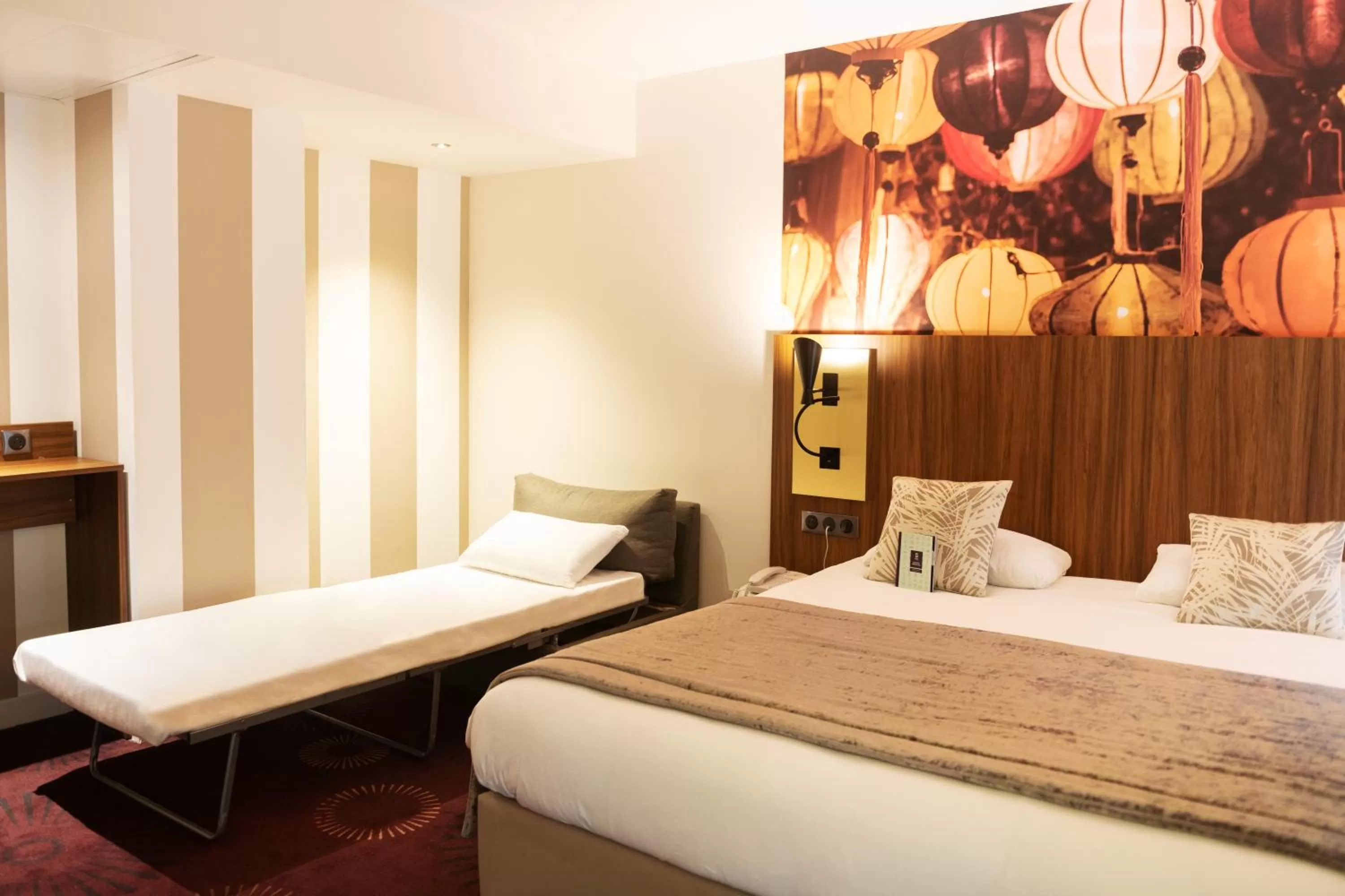 View (from property/room), Bed in Mercure Lyon Centre Plaza République