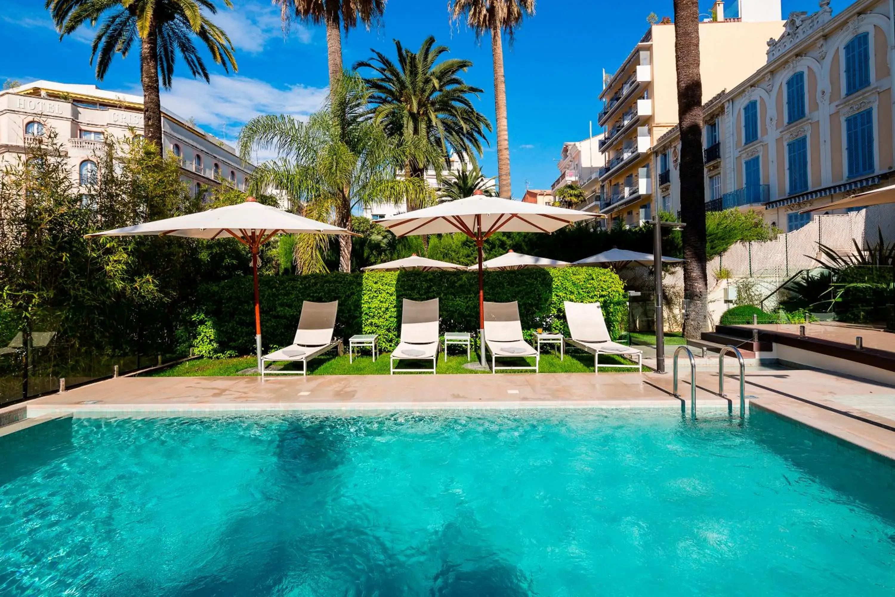 Garden, Swimming Pool in Hôtel Le Canberra