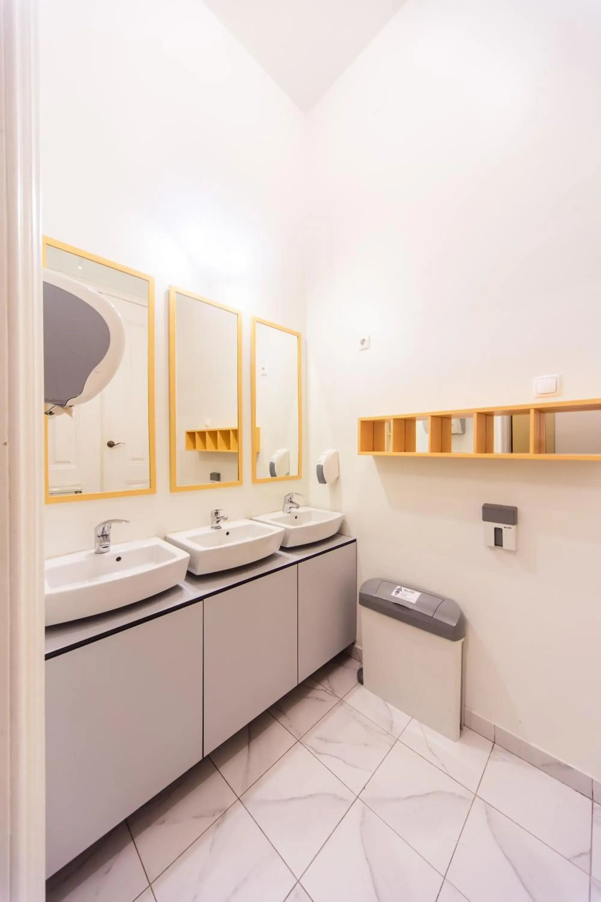 Shower, Kitchen/Kitchenette in The Independente Hostel & Suites