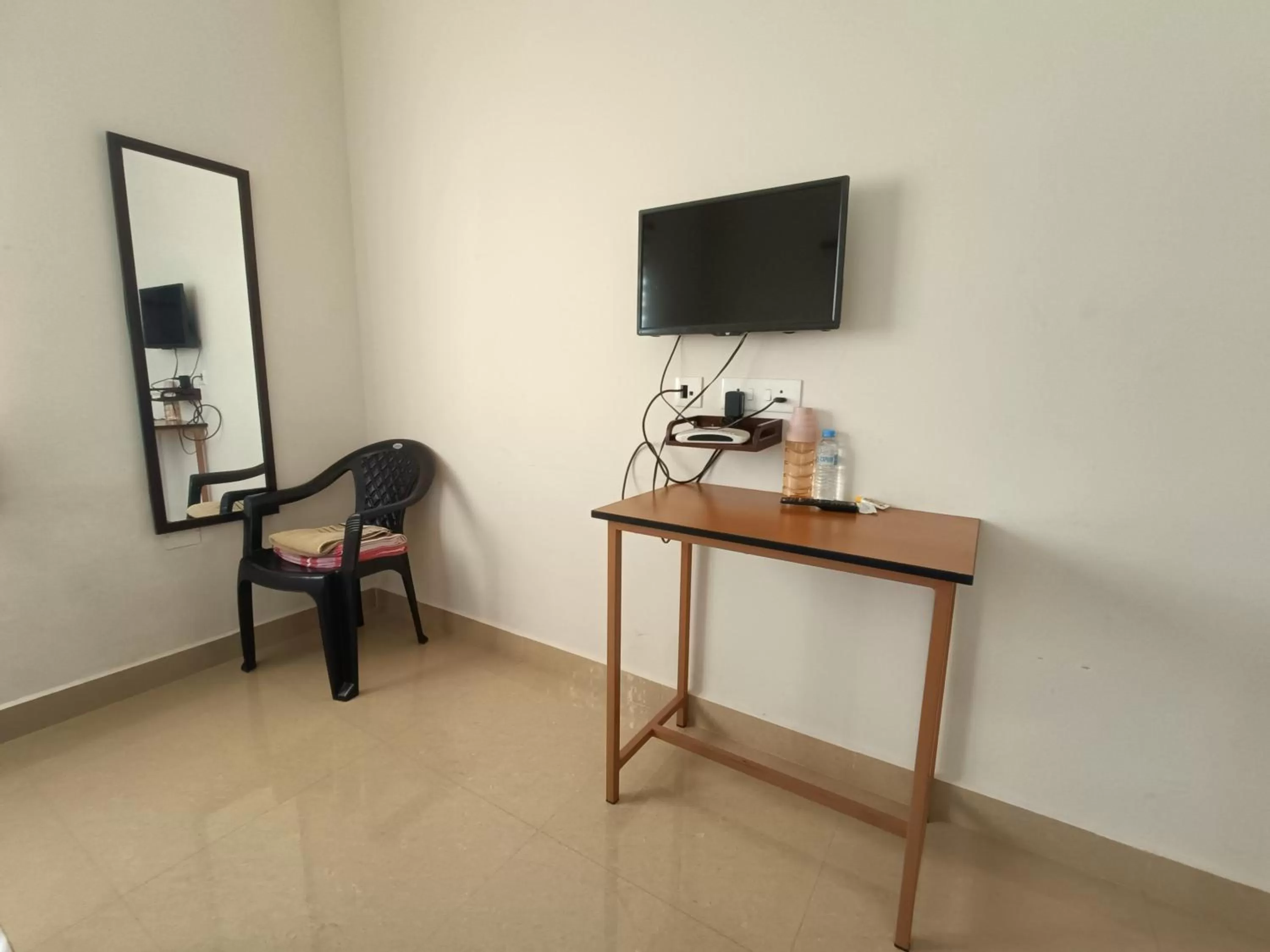 Bedroom, TV/Entertainment Center in Shantham Service Apartments