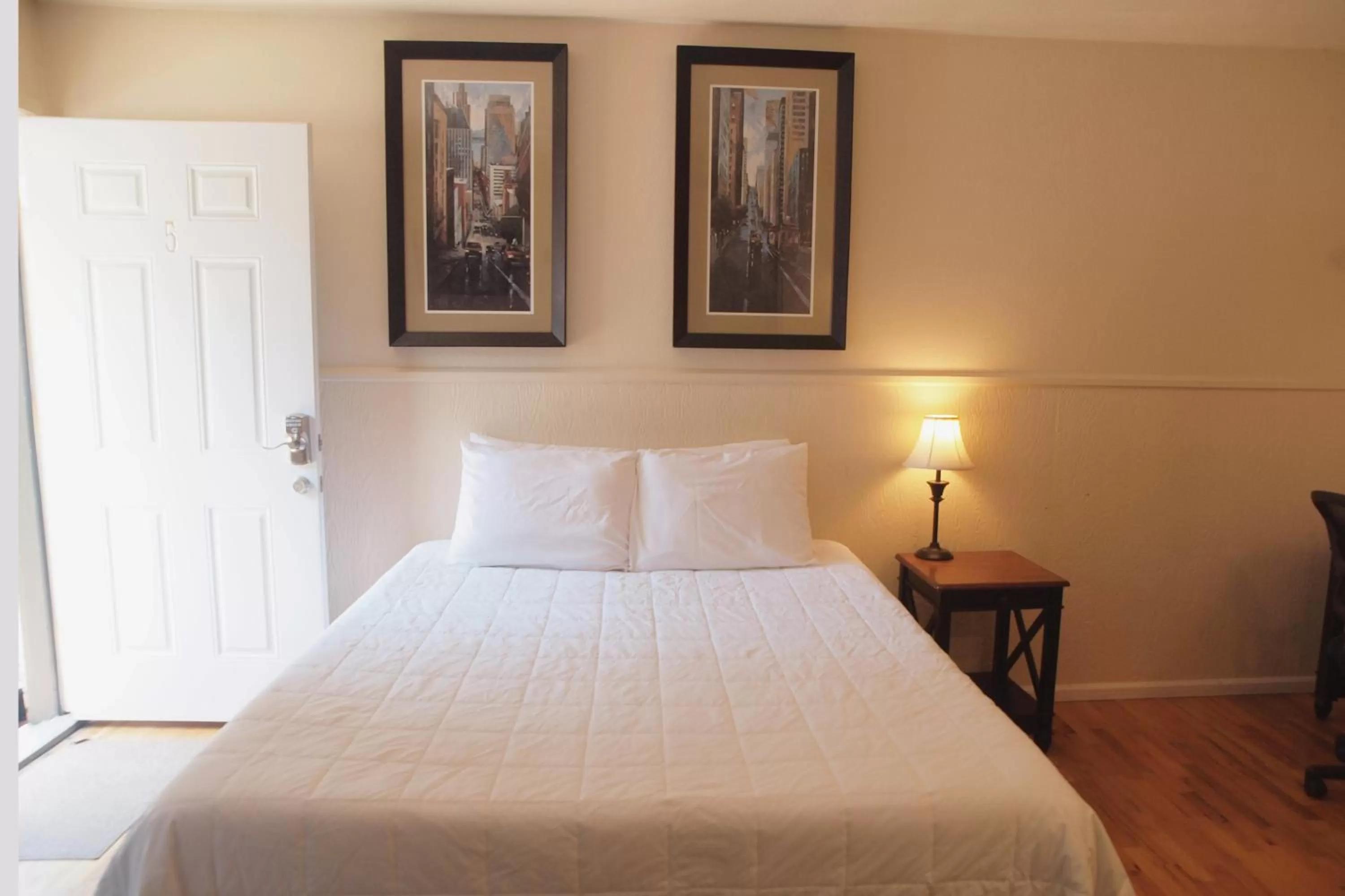 Bedroom, Bed in The Crest Motel