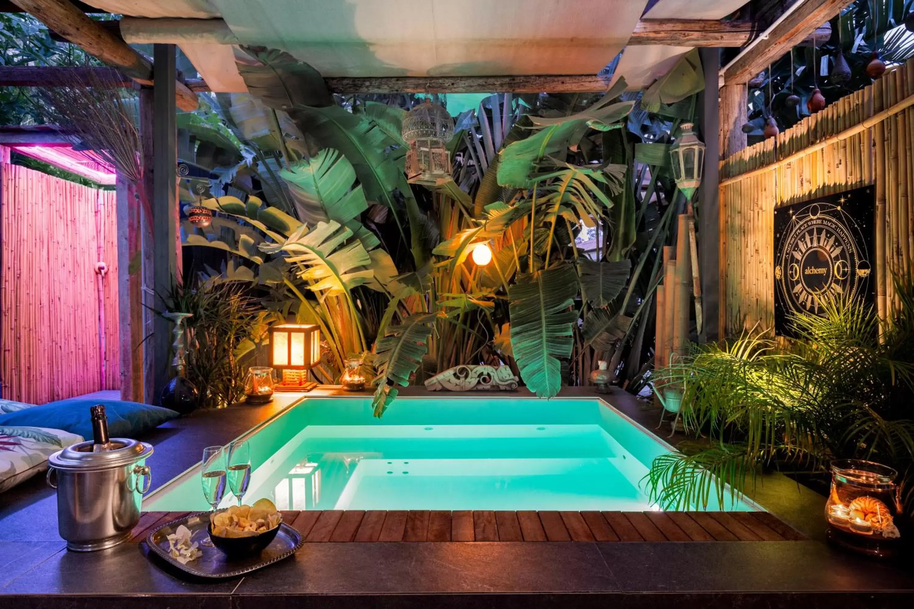 Hot Tub, Swimming Pool in Naturarte Suites
