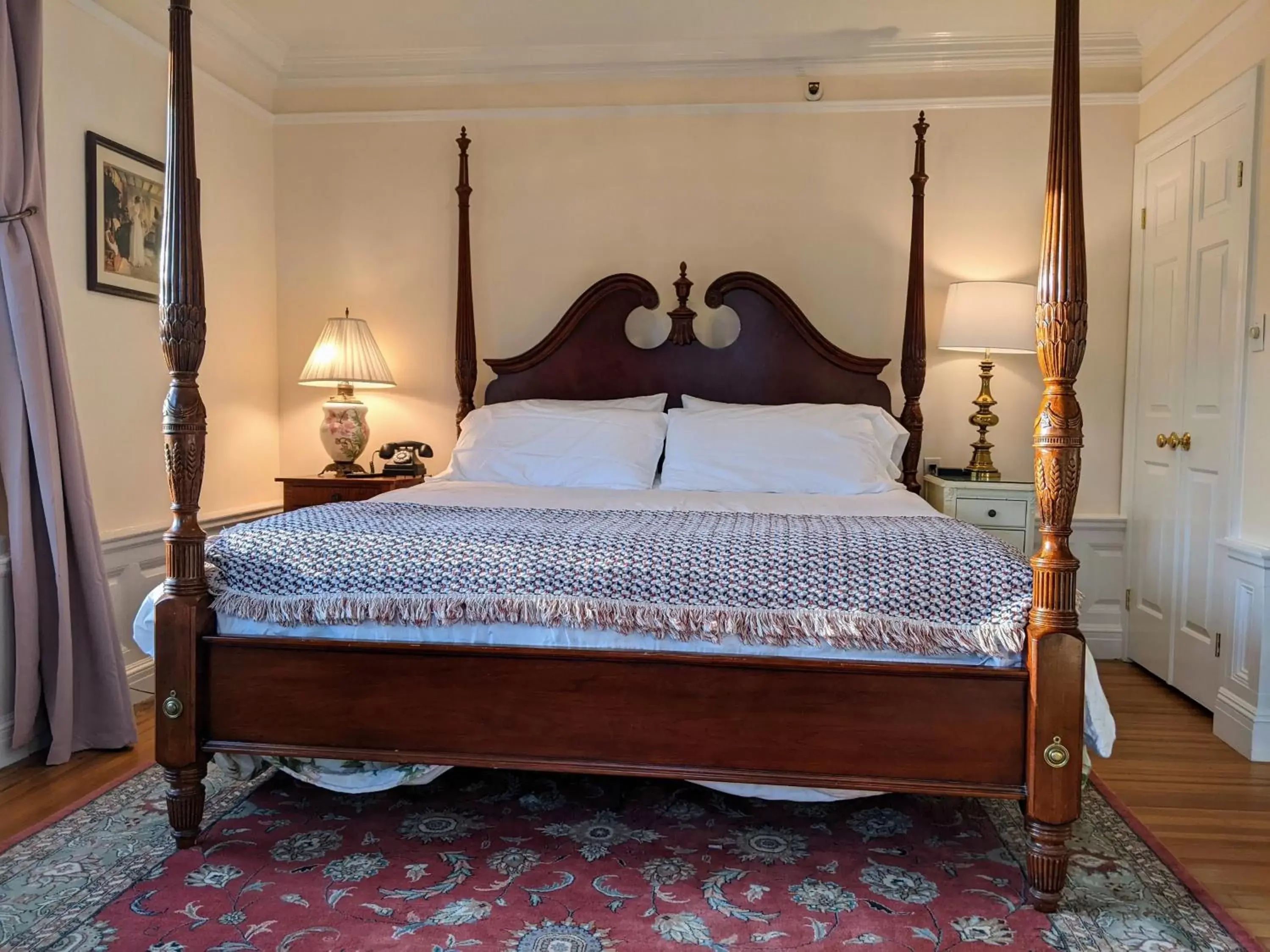 Bed in Stanton House Inn