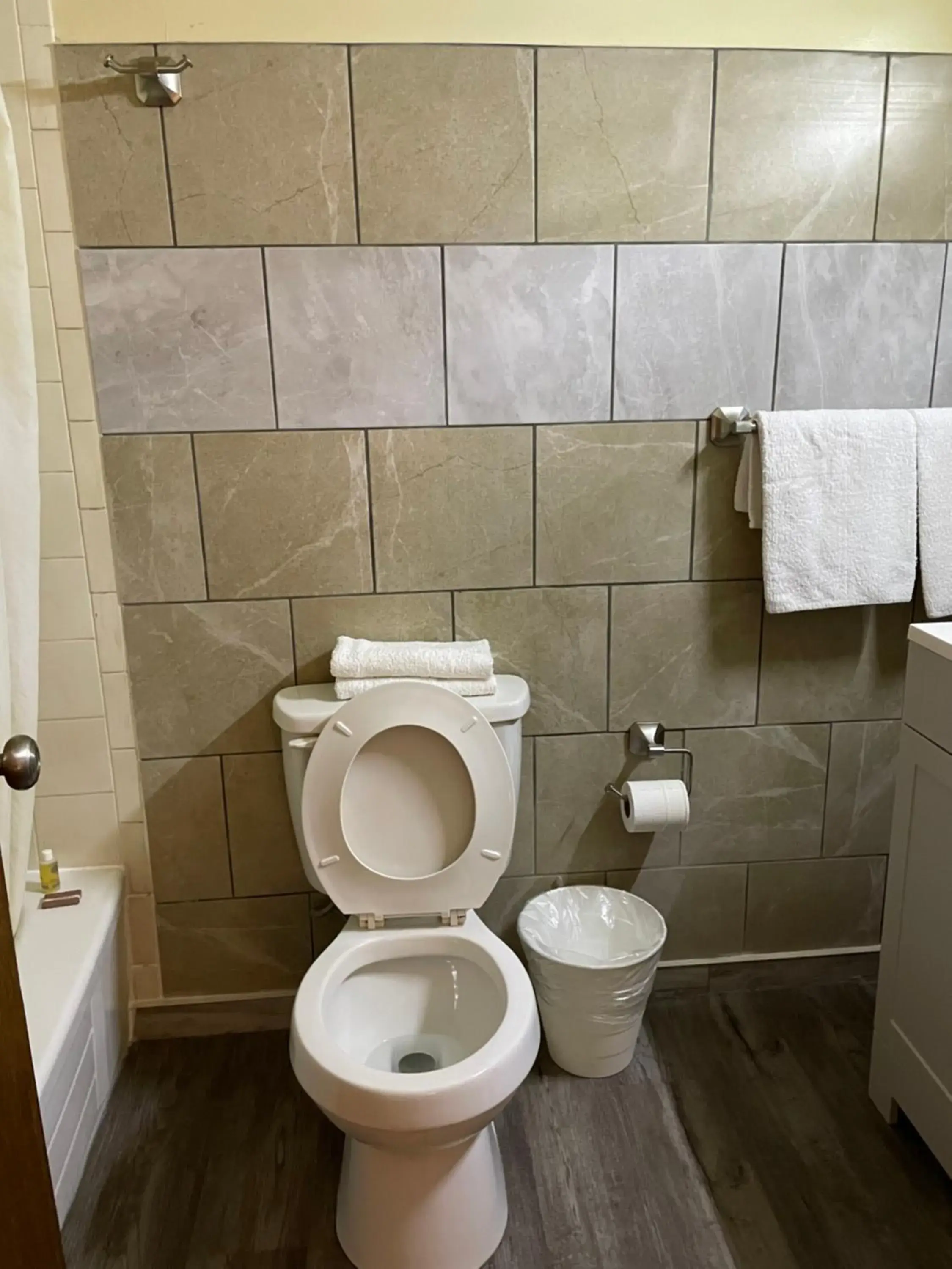 Bathroom in Scottish Inn Near the Falls and Casino