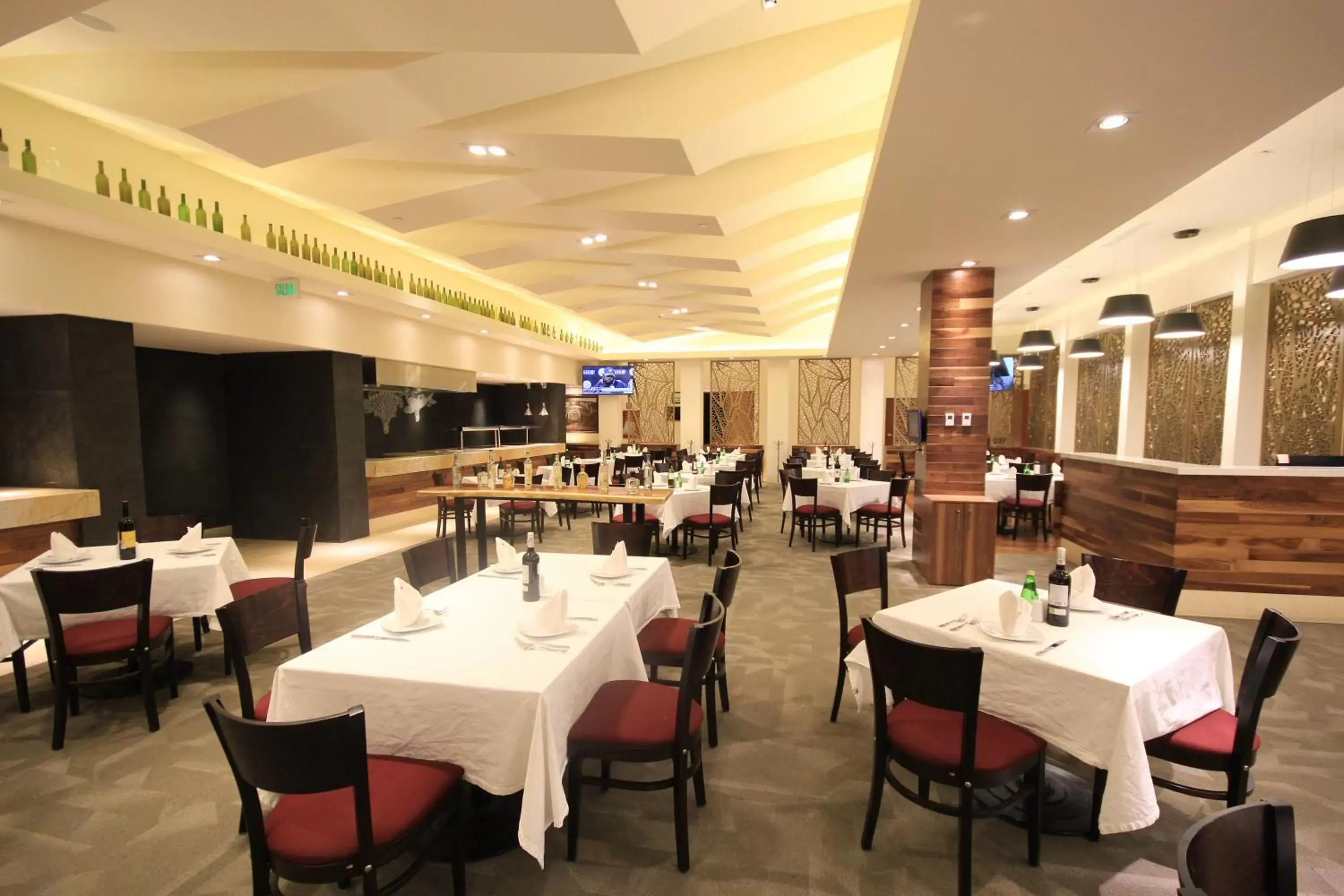 Restaurant/Places to Eat in Holiday Inn & Suites Plaza Mayor, an IHG Hotel