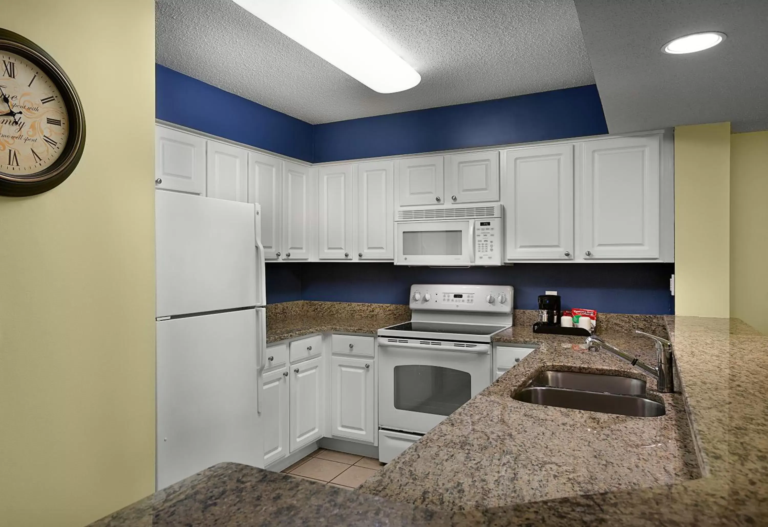 Kitchen or kitchenette, Kitchen/Kitchenette in Paradise Resort