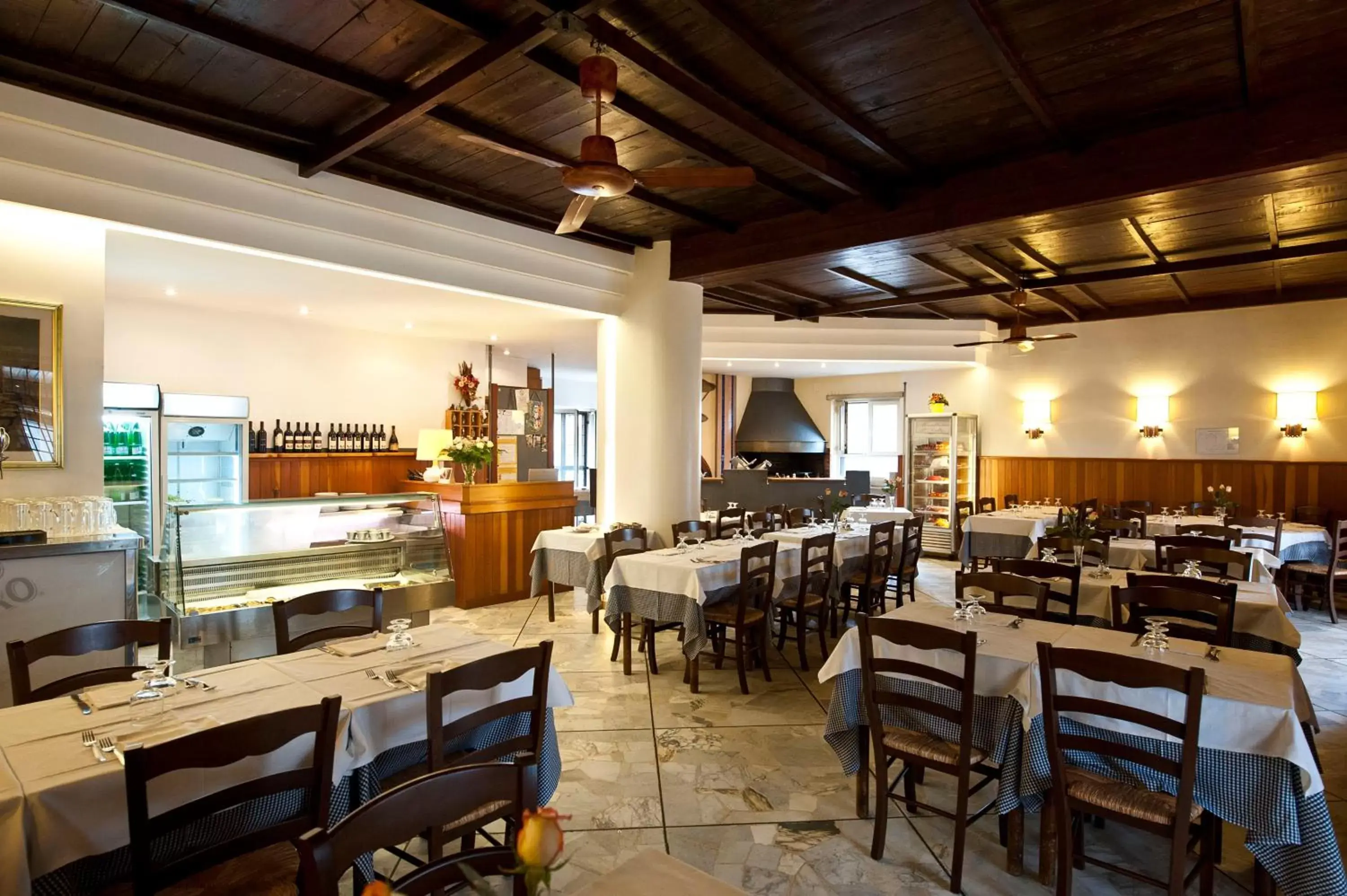 Restaurant/Places to Eat in Hotel 4 Pini