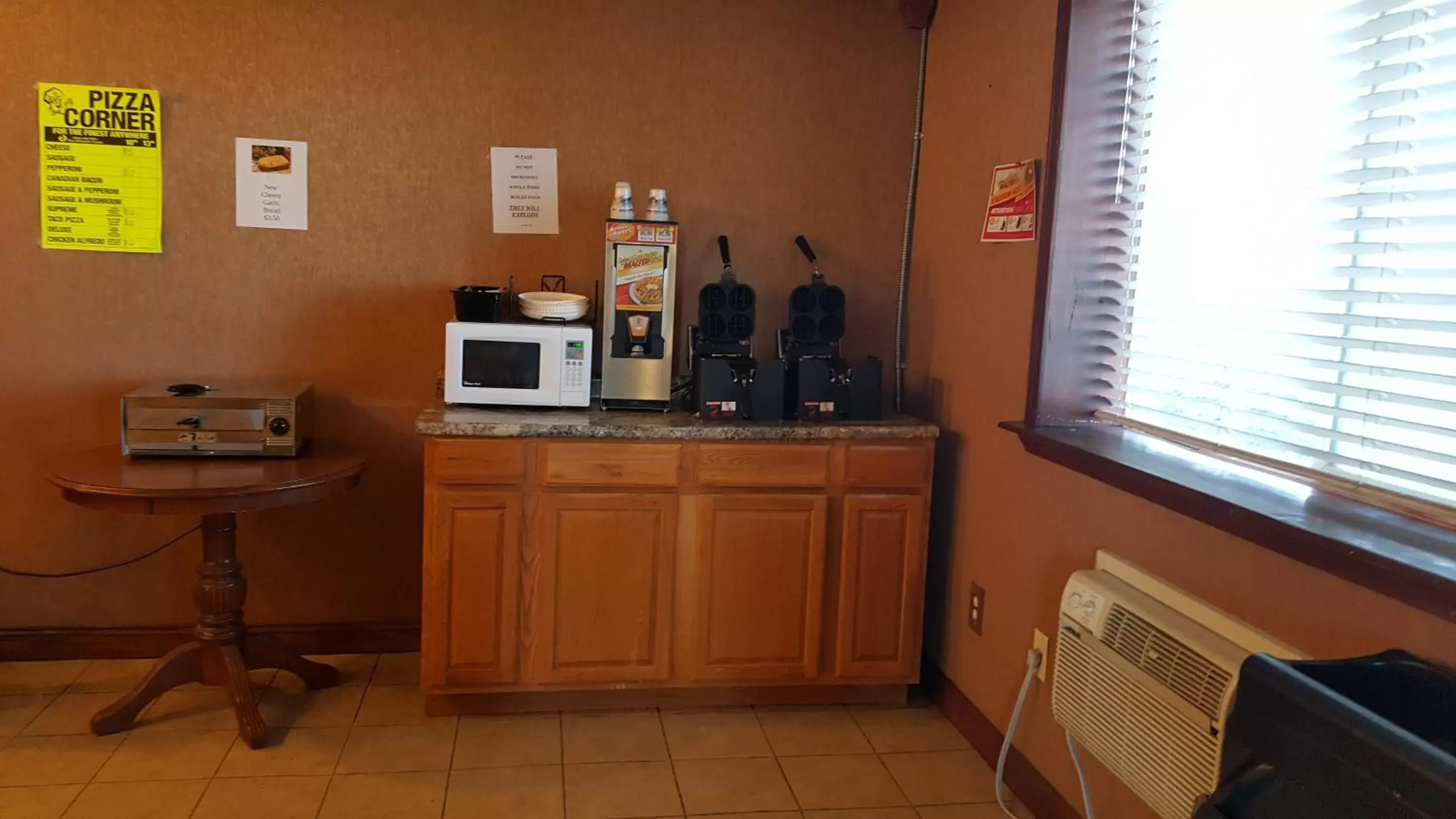 Food and drinks, Kitchen/Kitchenette in Knights Inn and Suites - Grand Forks