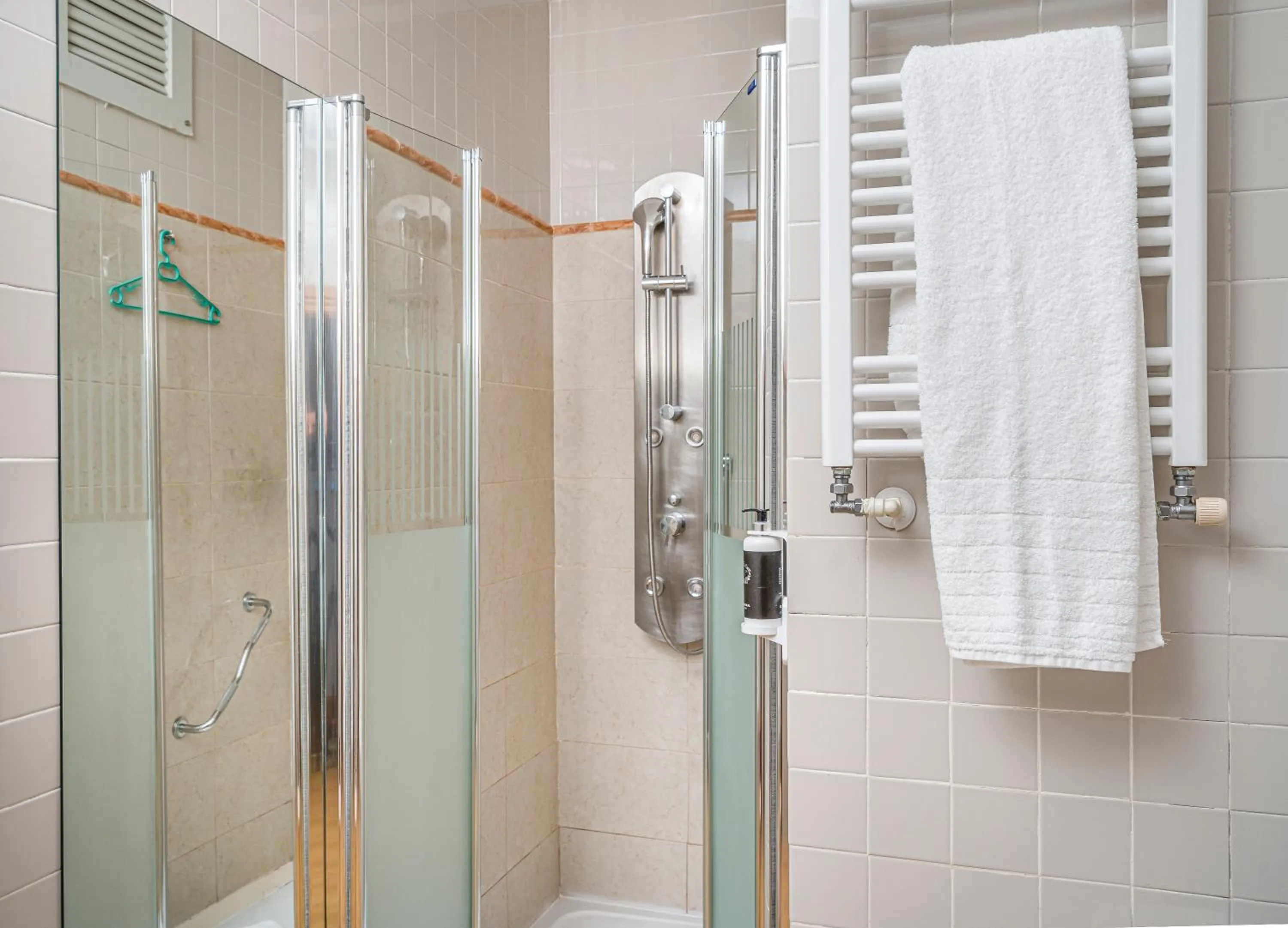 Bathroom in Hotel Hernán Cortés