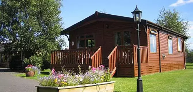 One-Bedroom Chalet in The Poplars Rooms & Cottages