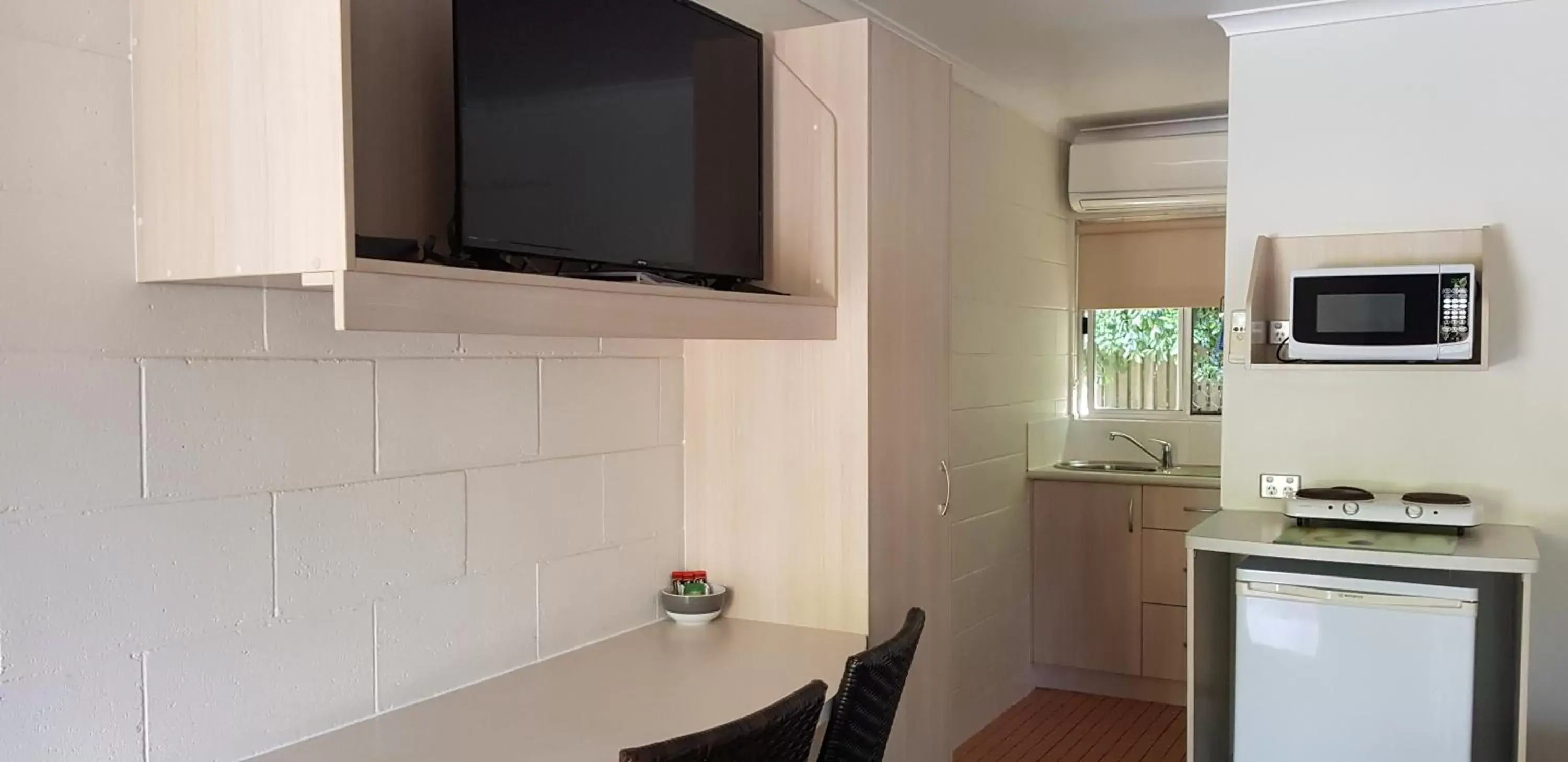 Kitchen or kitchenette, Kitchen/Kitchenette in Mango Tree Motel