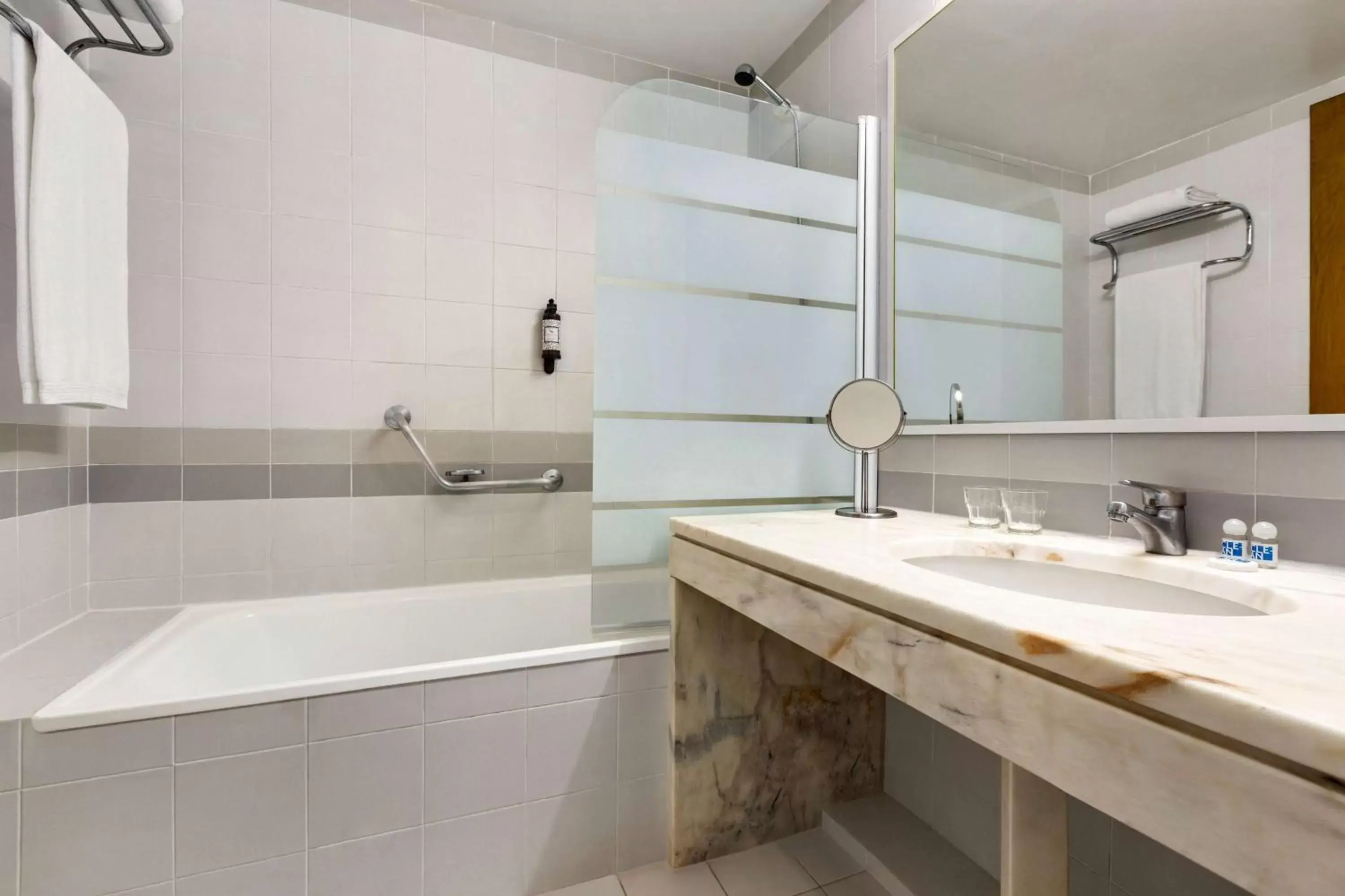 TV and multimedia, Bathroom in TRYP by Wyndham Montijo Parque Hotel