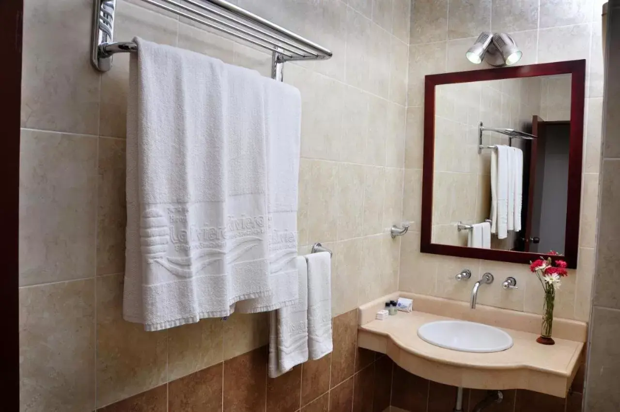 Bathroom in Hotel La Riviera