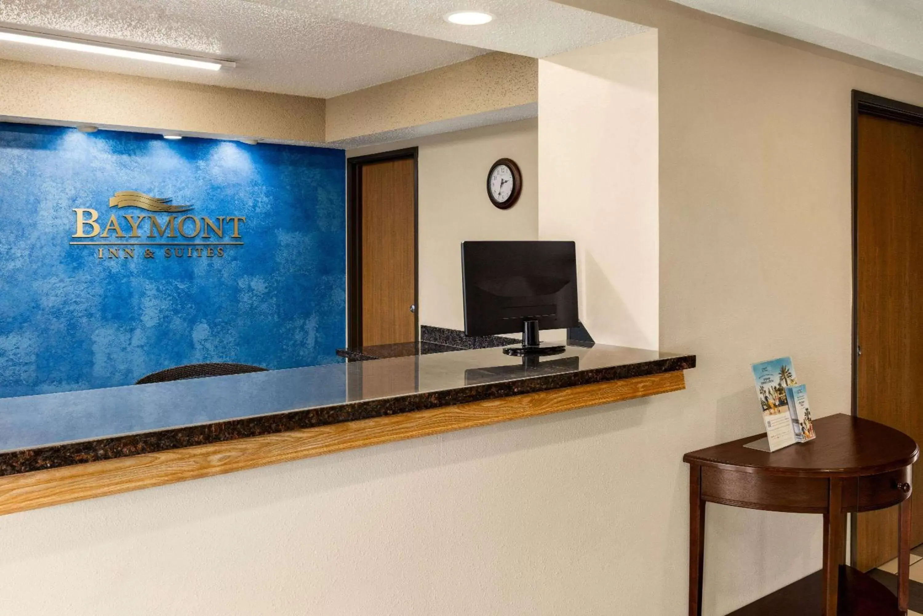 Lobby or reception, TV/Entertainment Center in Baymont by Wyndham Cedar Rapids