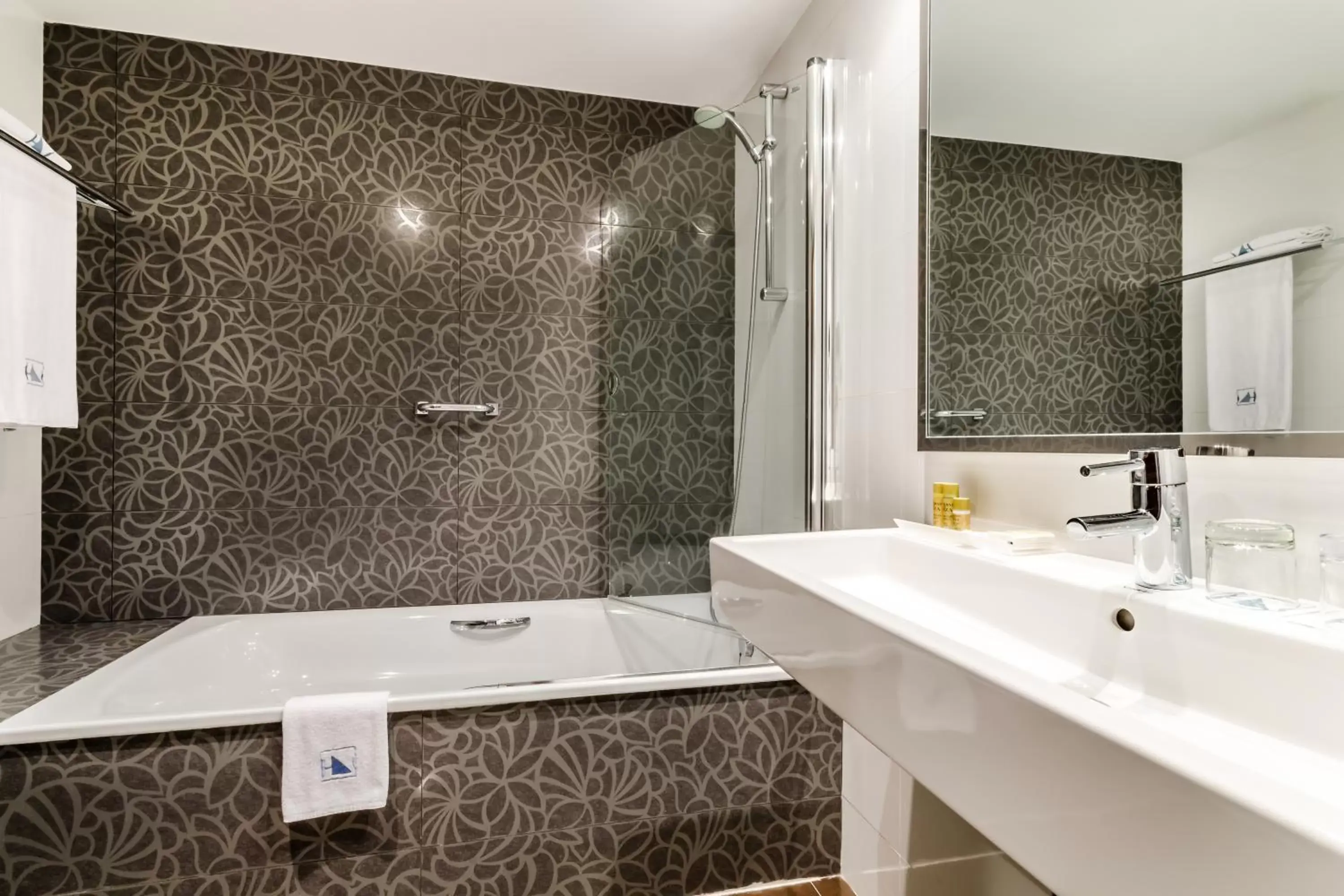 Shower, Bathroom in Eurostars Executive