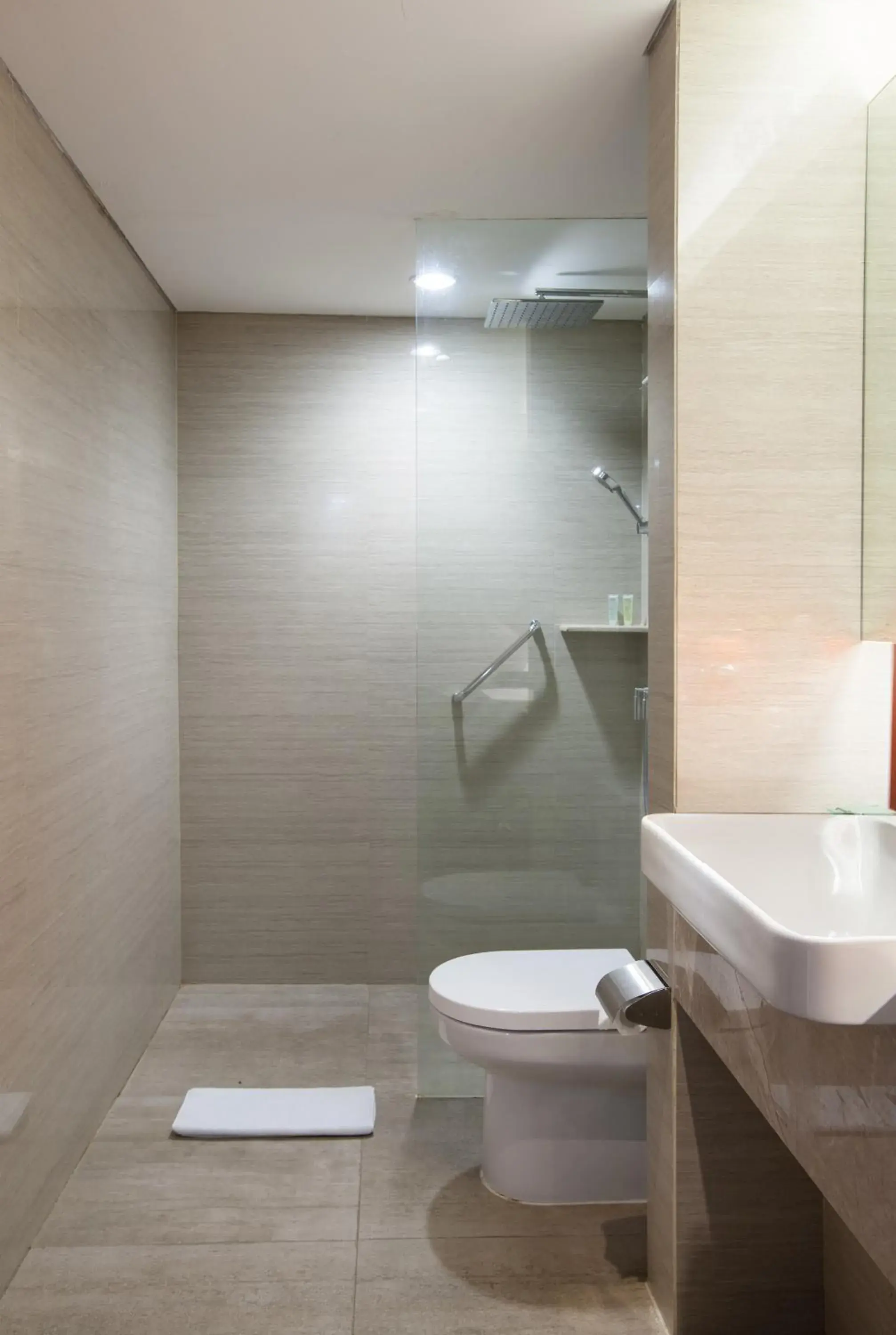 Shower, Bathroom in Hotel Santika Premiere Semarang