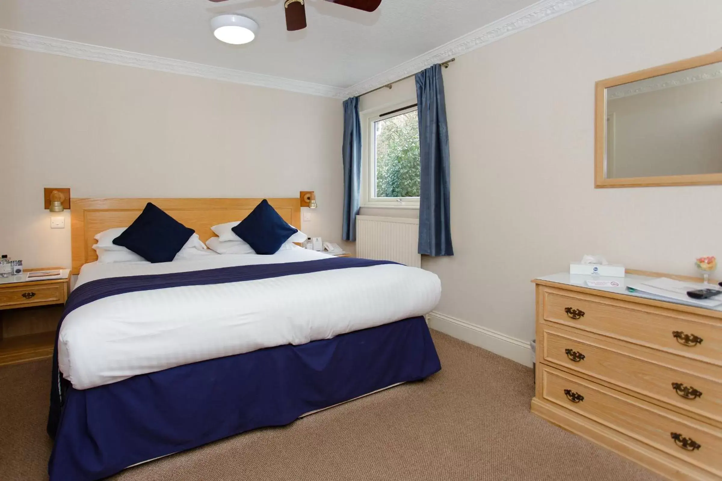 Bed in BEST WESTERN New Holmwood Hotel