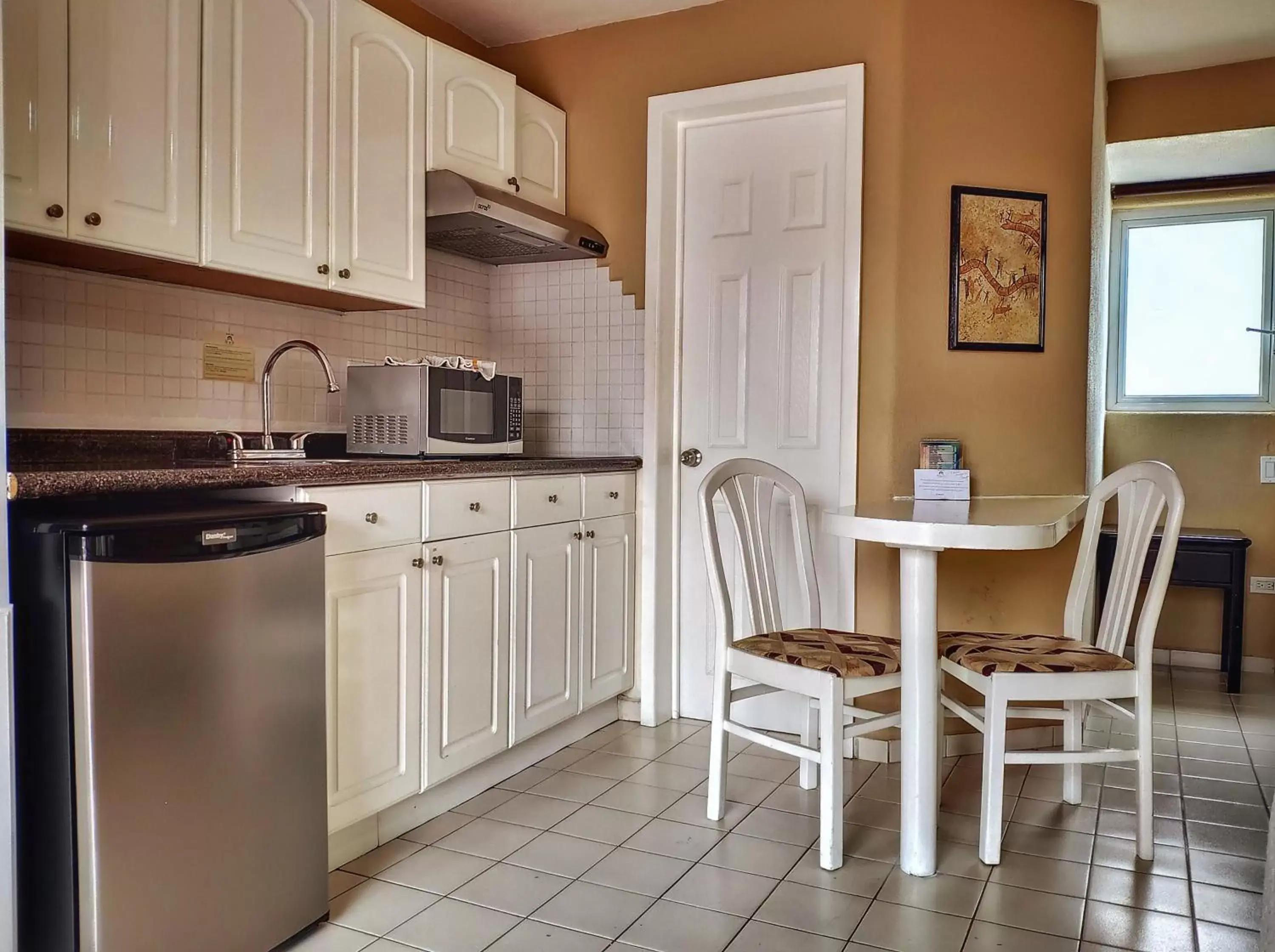 Photo of the whole room, Kitchen/Kitchenette in Hotel Santa Fe Los Cabos by Villa Group