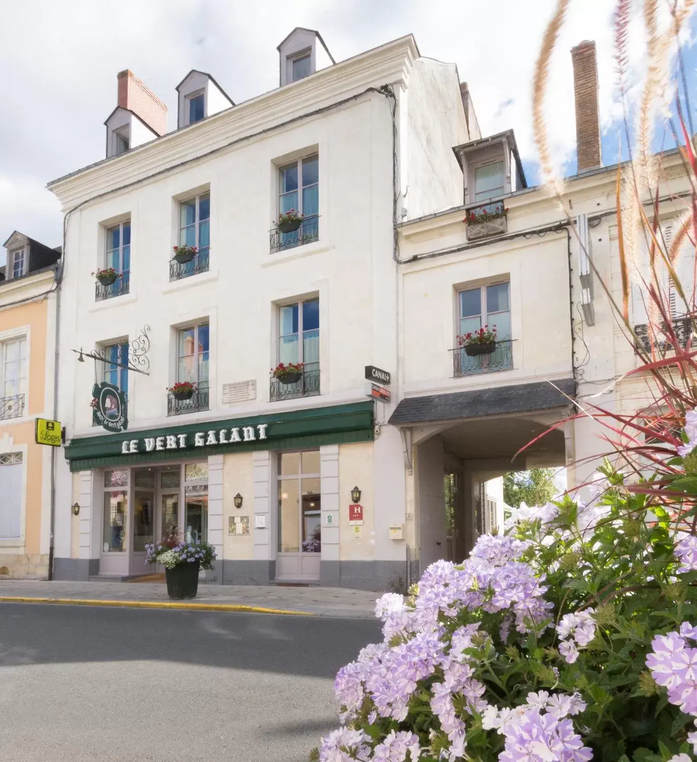 Property Building in Logis Hôtel Le Vert Galant