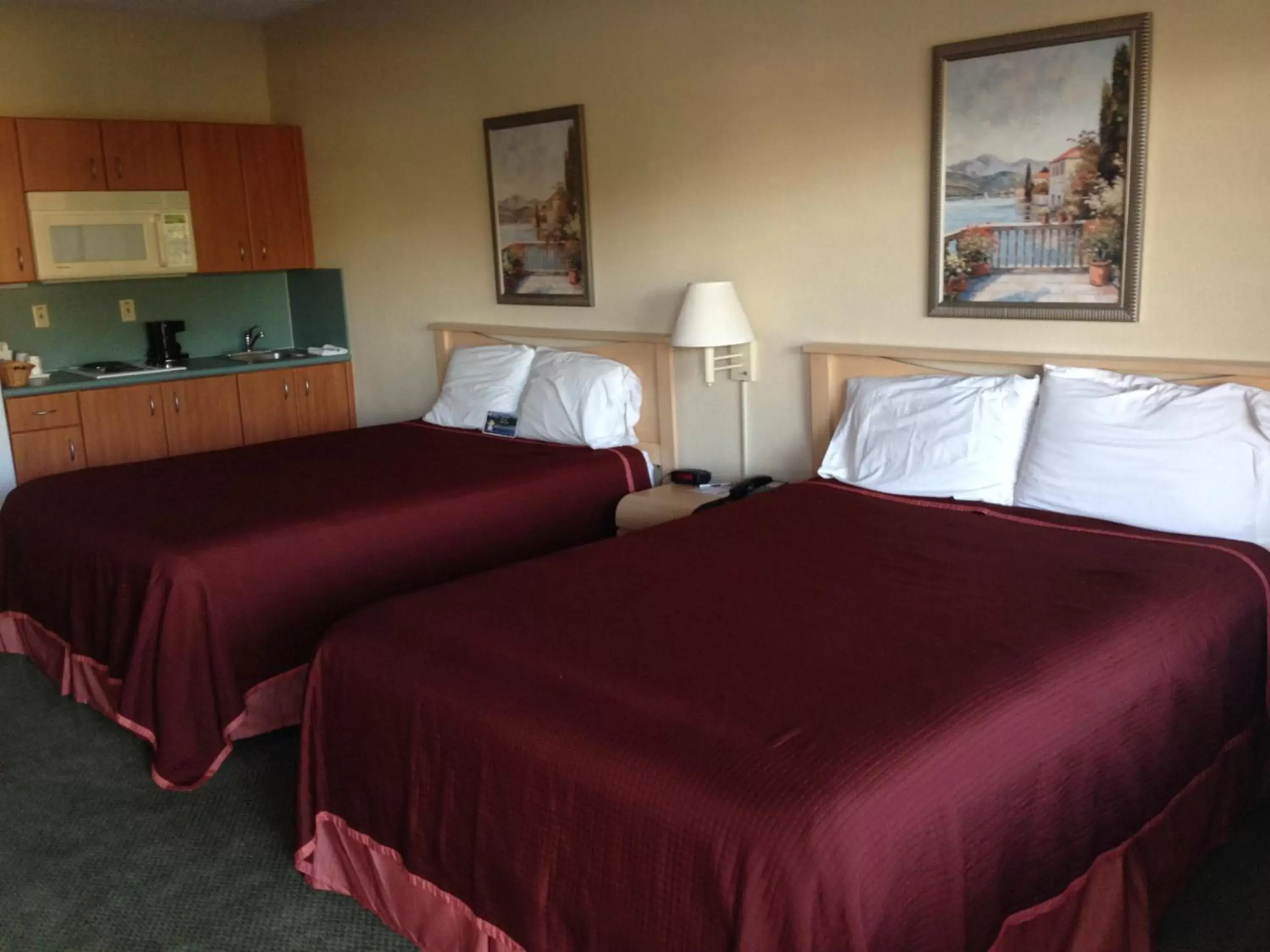 Queen Room with Two Queen Beds - Smoking in Travelodge Suites by Wyndham Lake Okeechobee