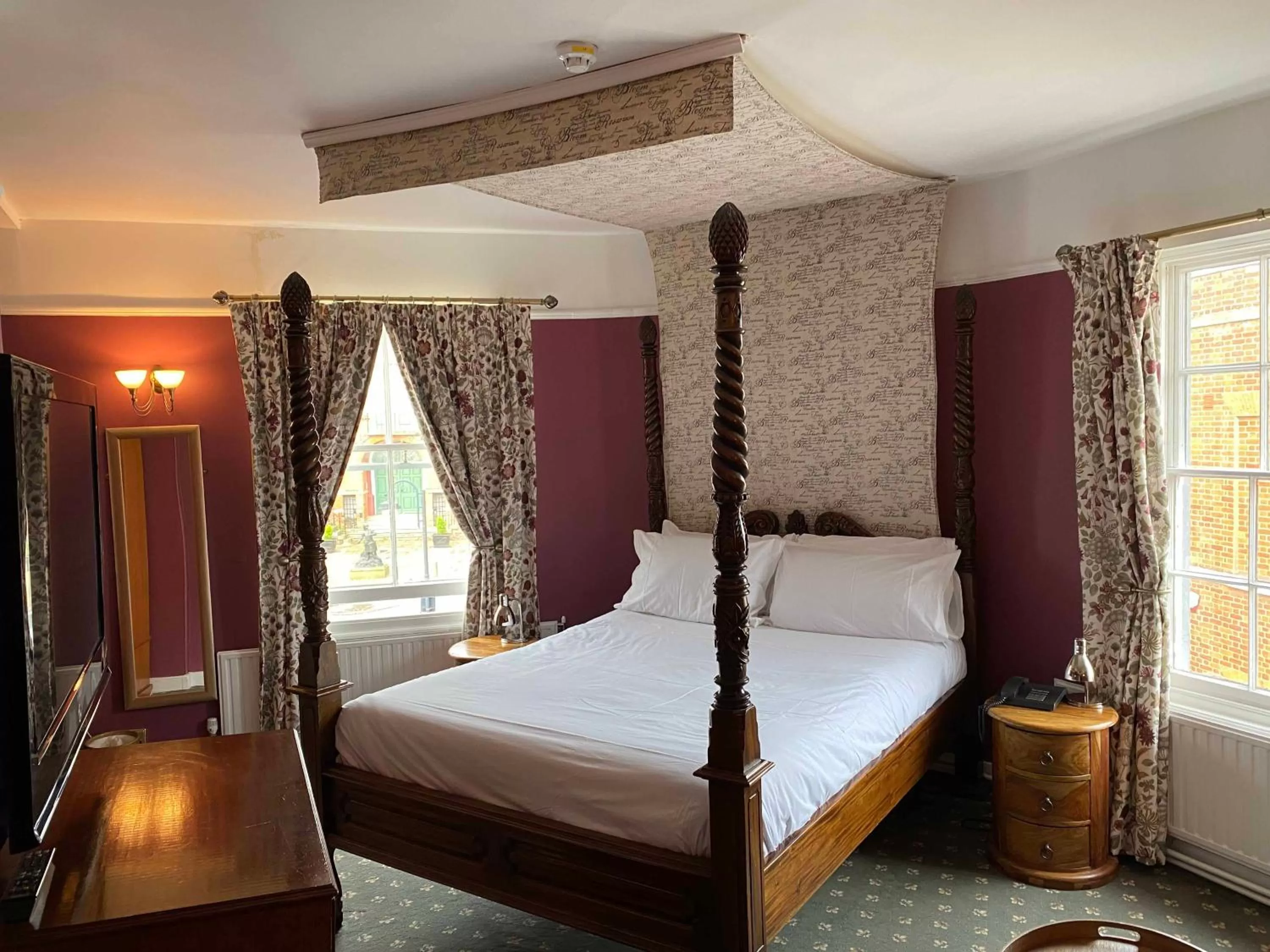 Four Poster Room in The Bull Inn