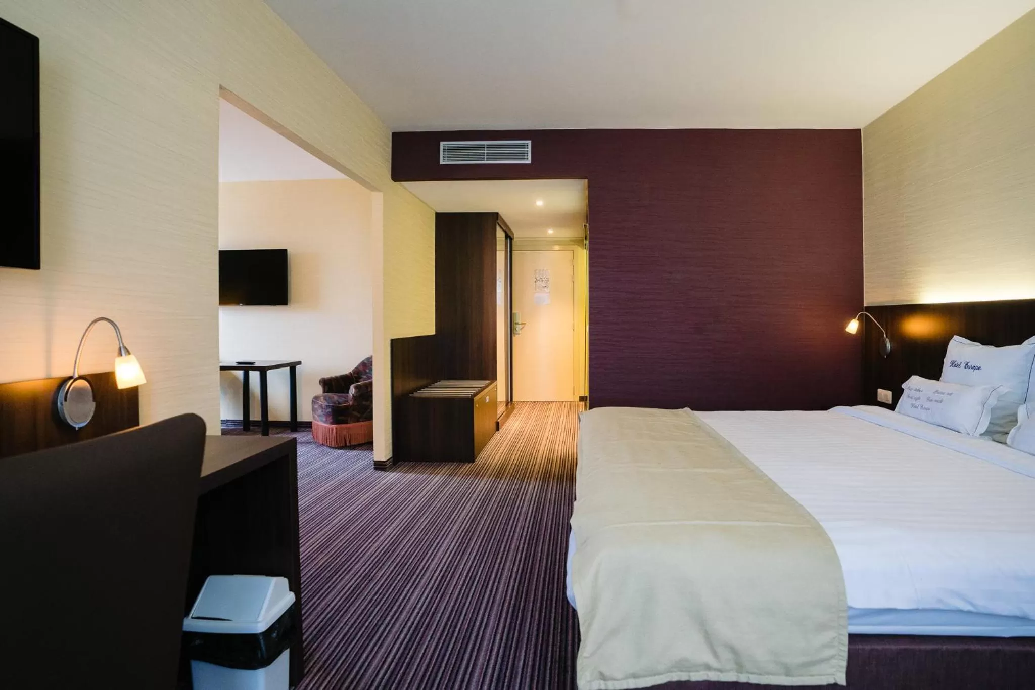 Seating area, Bed in Hotel Europe