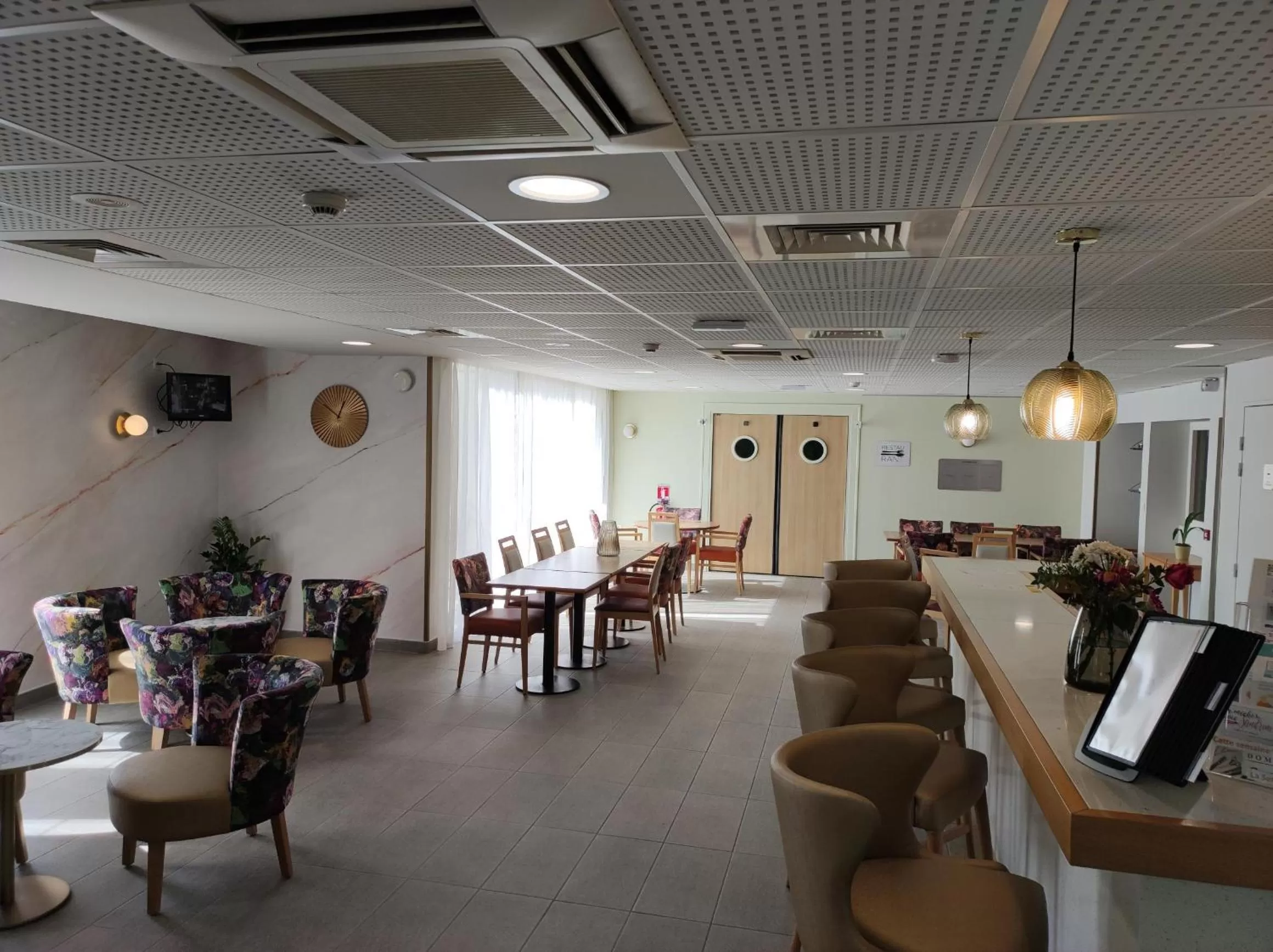 Lounge or bar, Restaurant/Places to Eat in Domitys Le Jardin des Lys