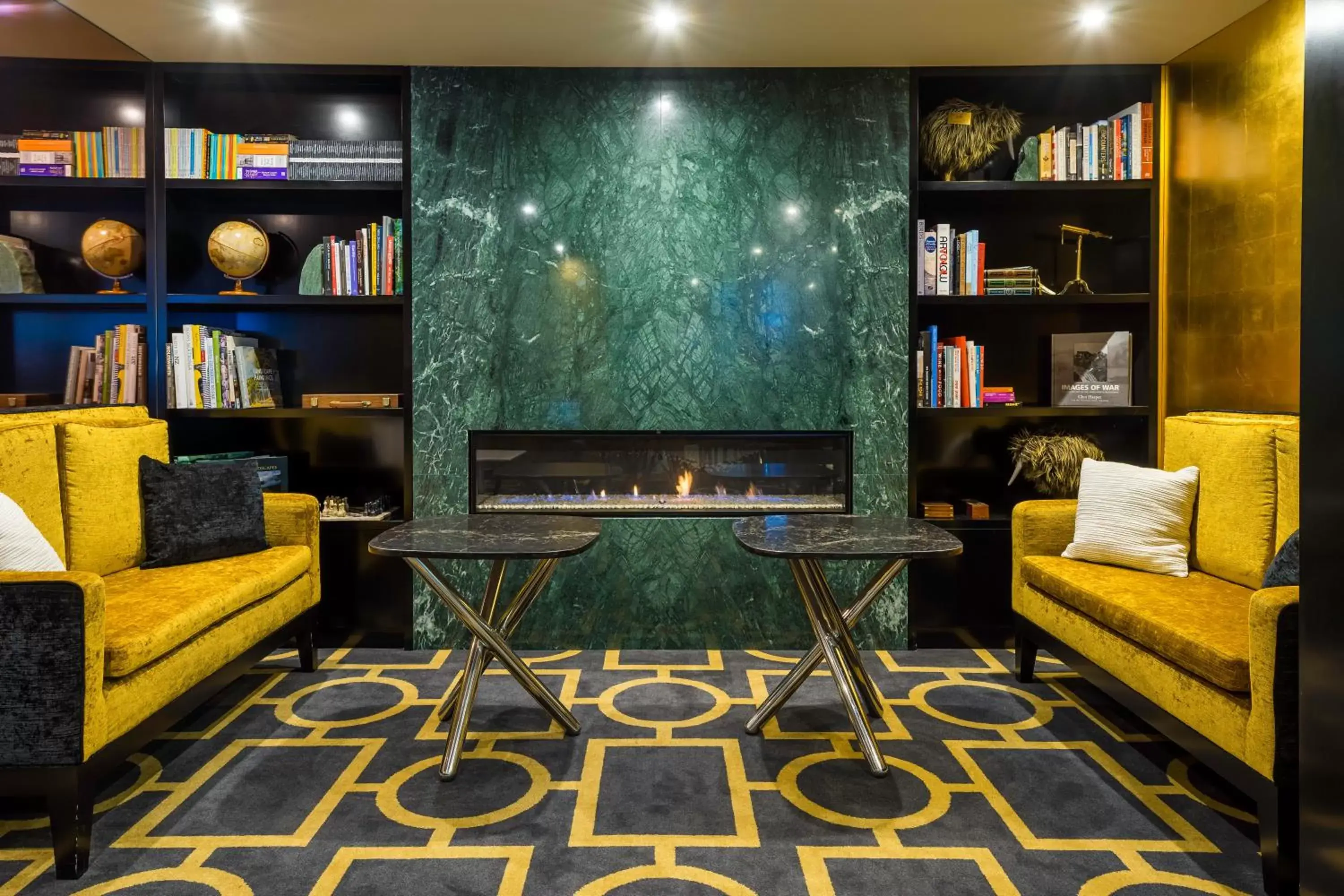 Lobby or reception, Library in Bolton Hotel