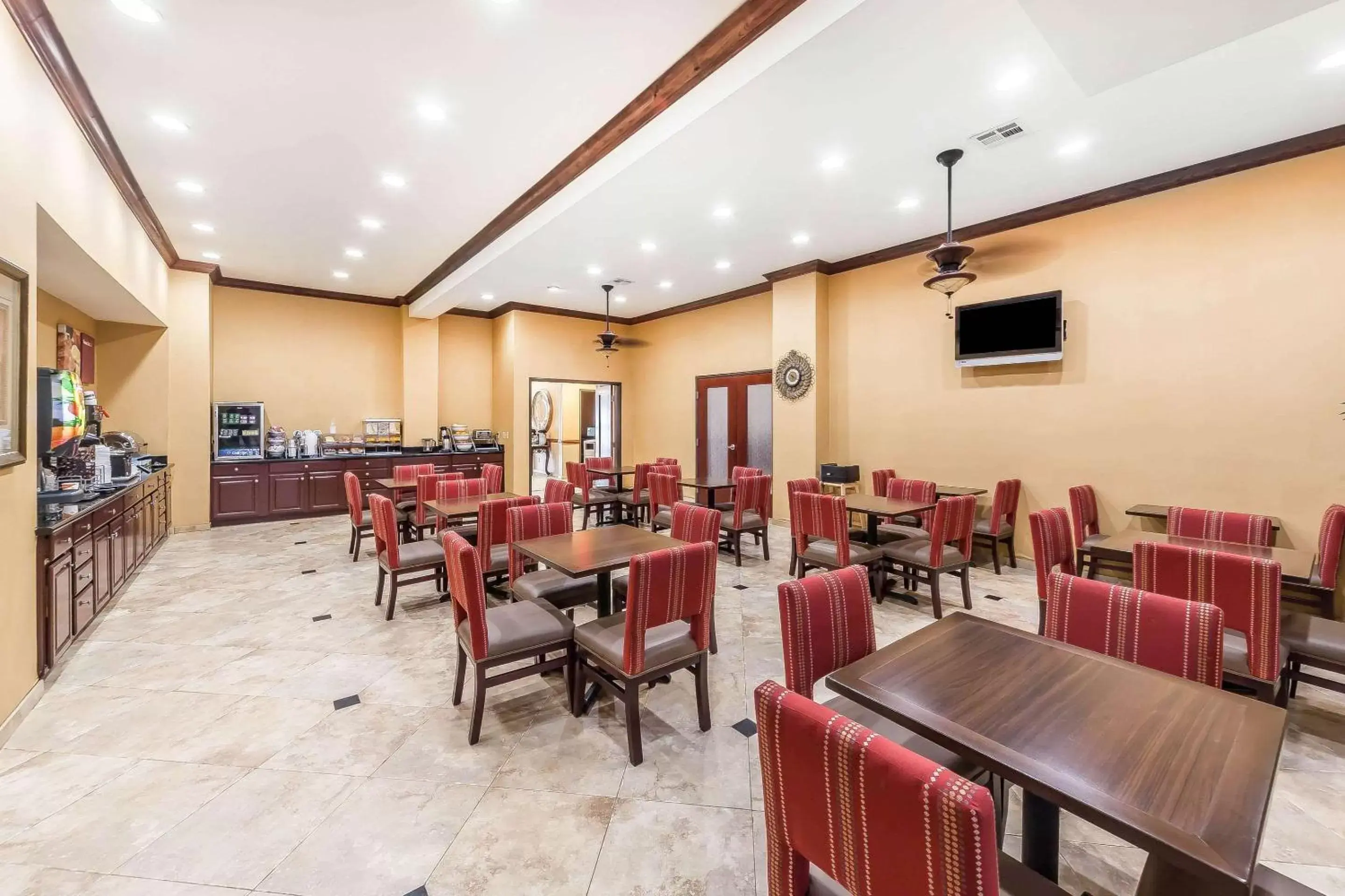Restaurant/Places to Eat in Comfort Suites Yukon - SW Oklahoma City