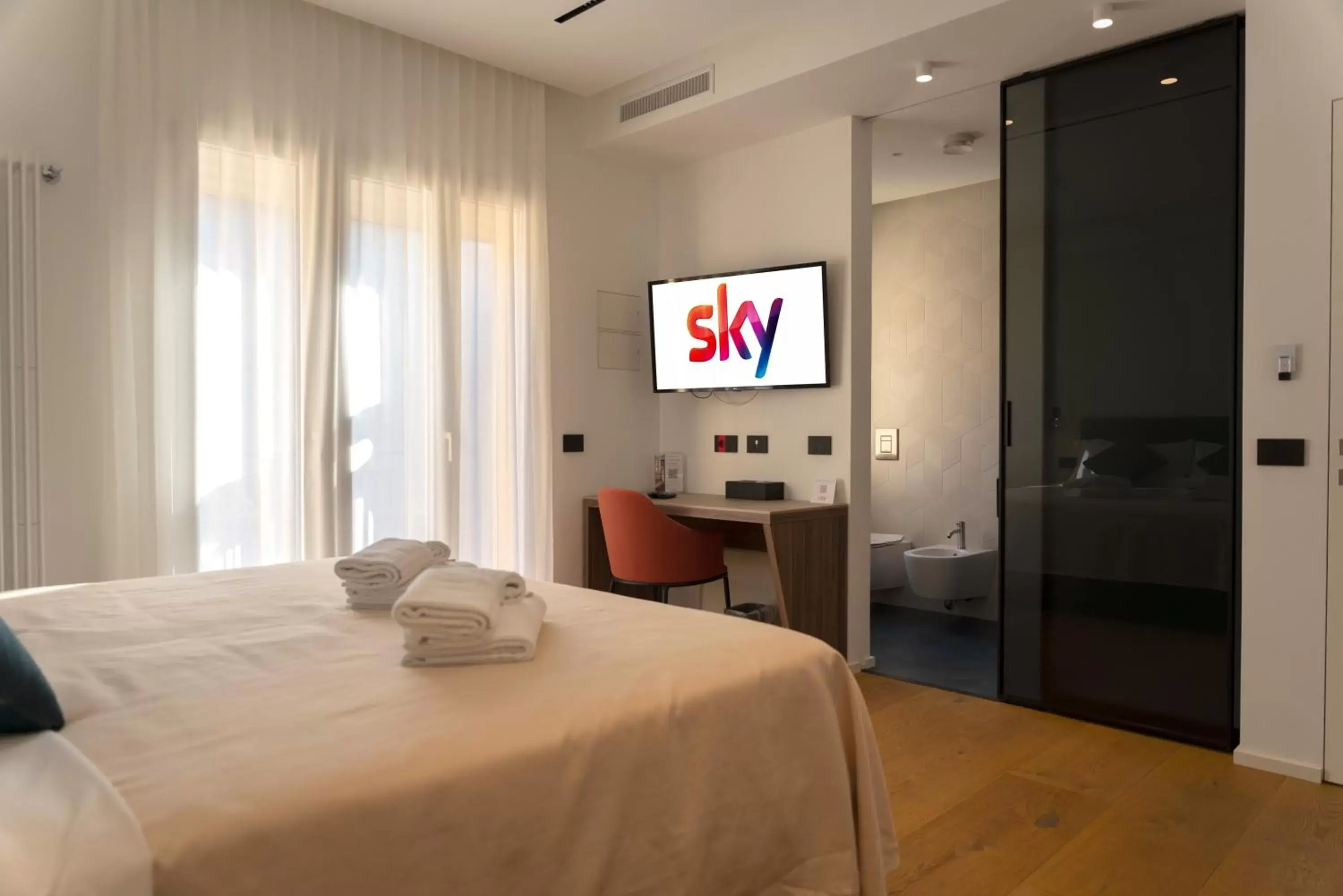 TV and multimedia, Bed in B&B Le Suites di Costanza