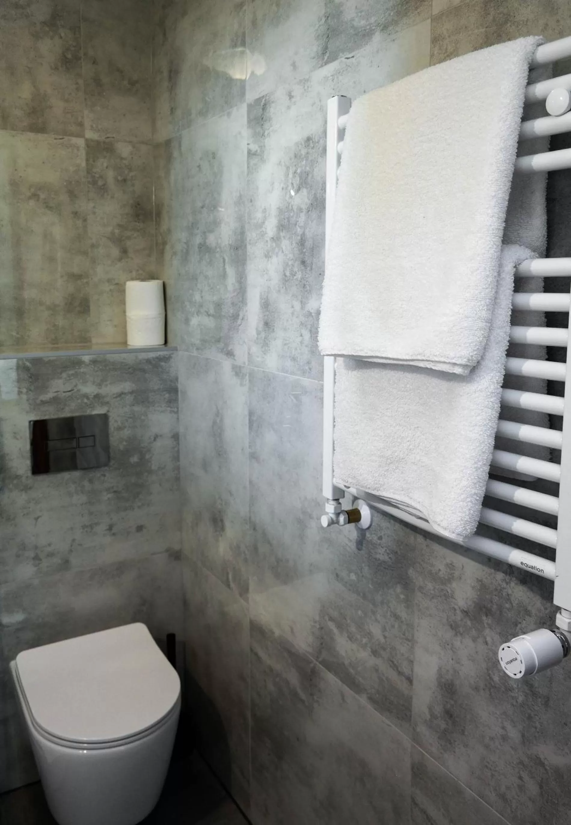 Shower in Hotel George