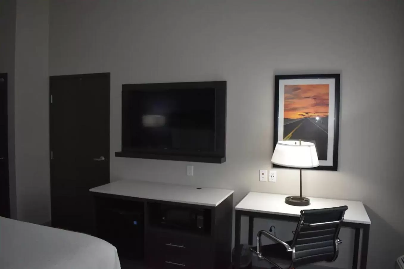 TV and multimedia, Bed in La Quinta Inn & Suites by Wyndham San Bernardino