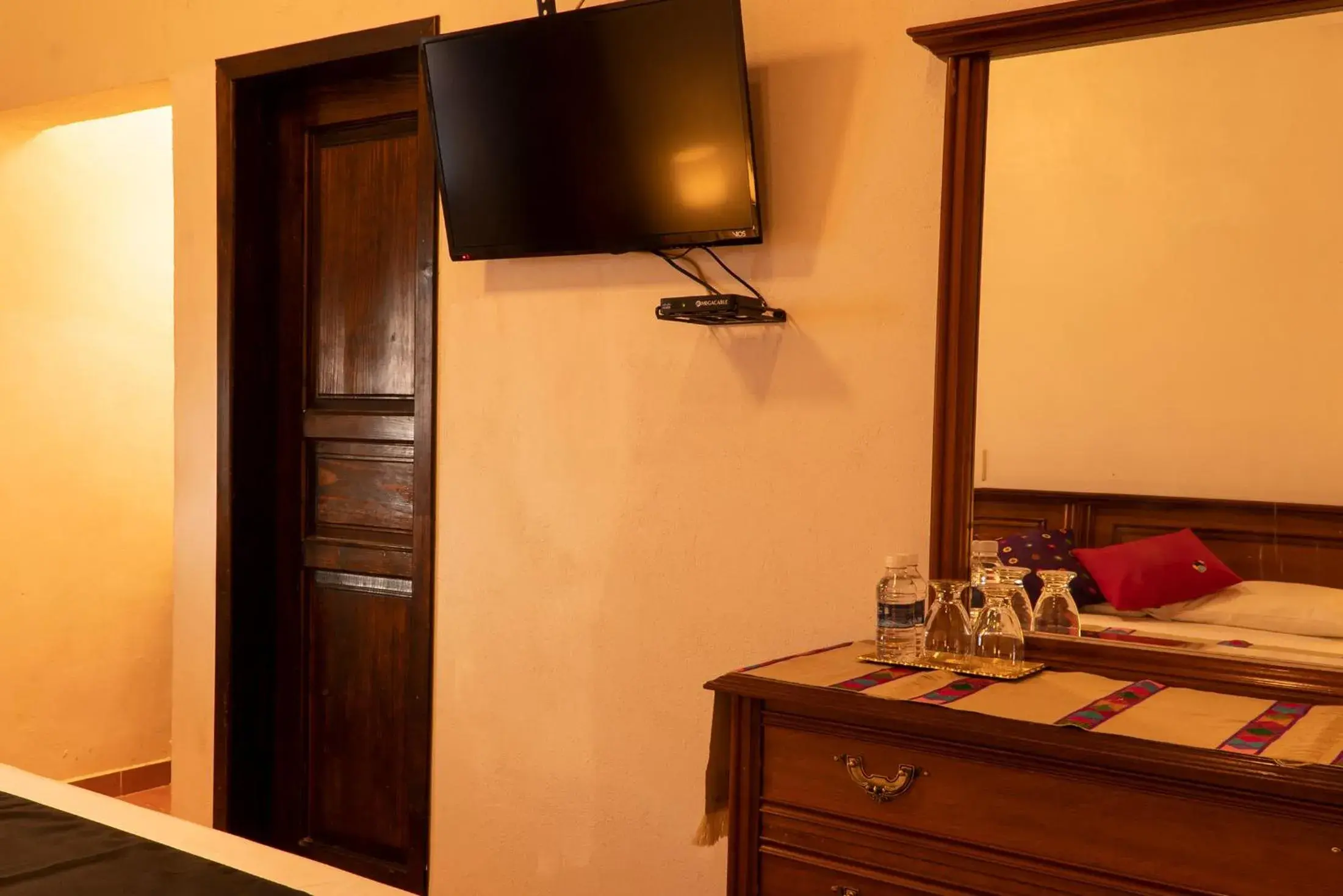 TV and multimedia, TV/Entertainment Center in Hotel Tepeyac
