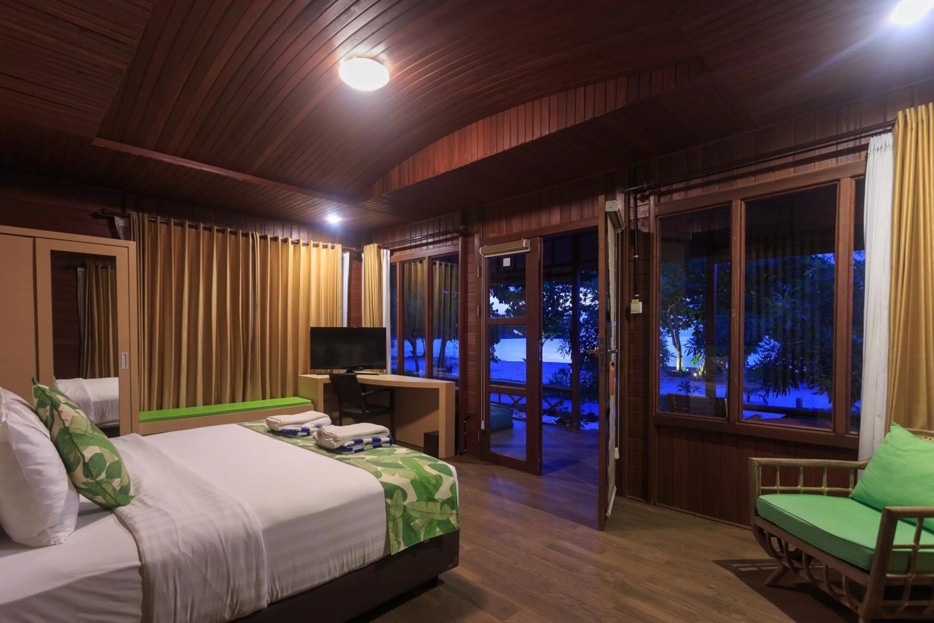 Photo of the whole room, Bed in Sylvia Beach Villa