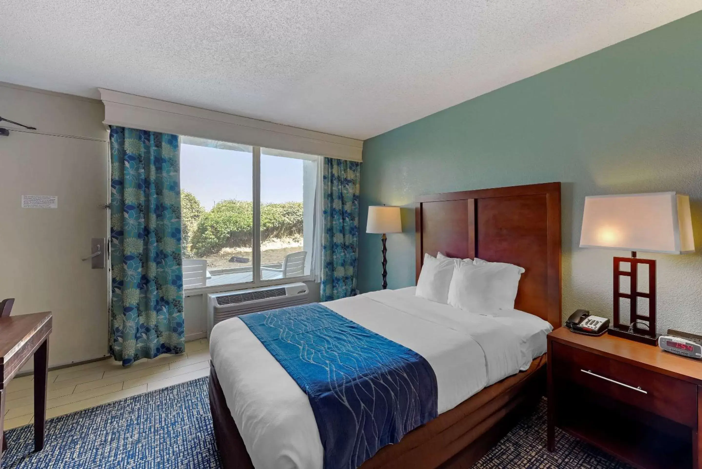 Photo of the whole room, Bed in Comfort Inn on the Ocean