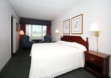 Photo of the whole room, Bed in Ambassador Inn