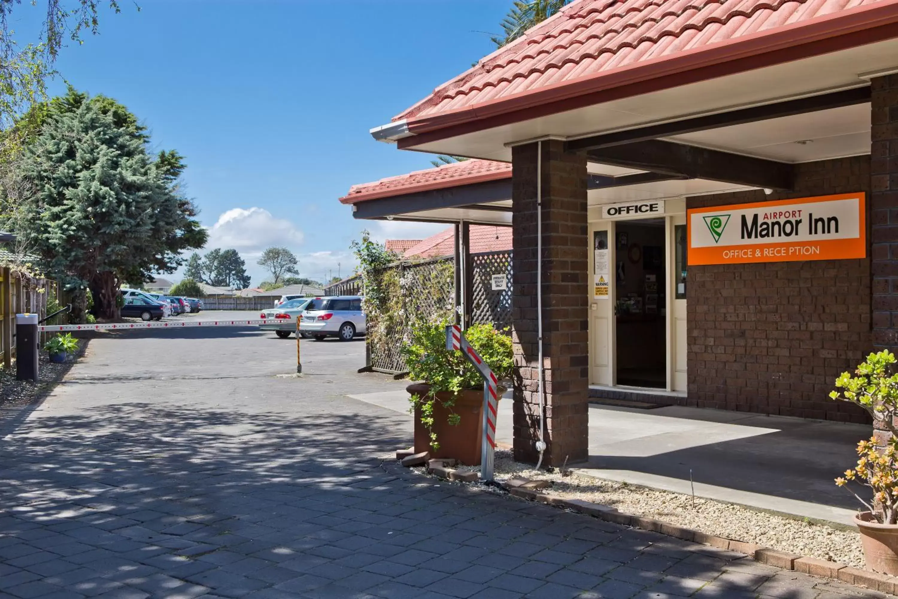 Facade/entrance in Airport Manor Inn