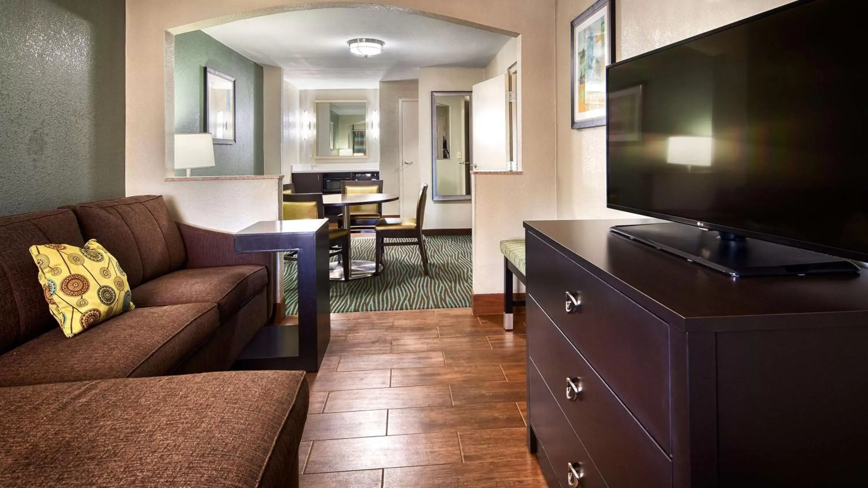 Photo of the whole room, TV/Entertainment Center in Best Western Executive Suites