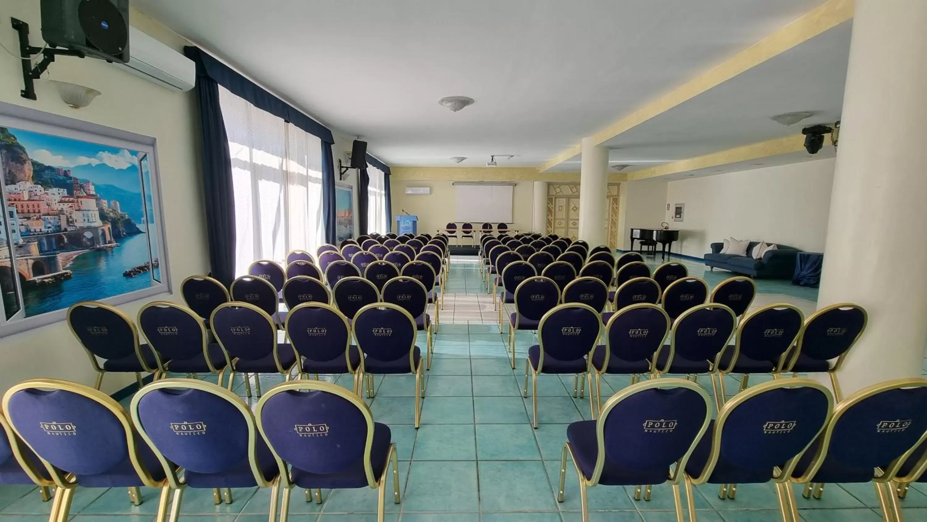 Seating area in Hotel Centro Congressi Polo Nautico