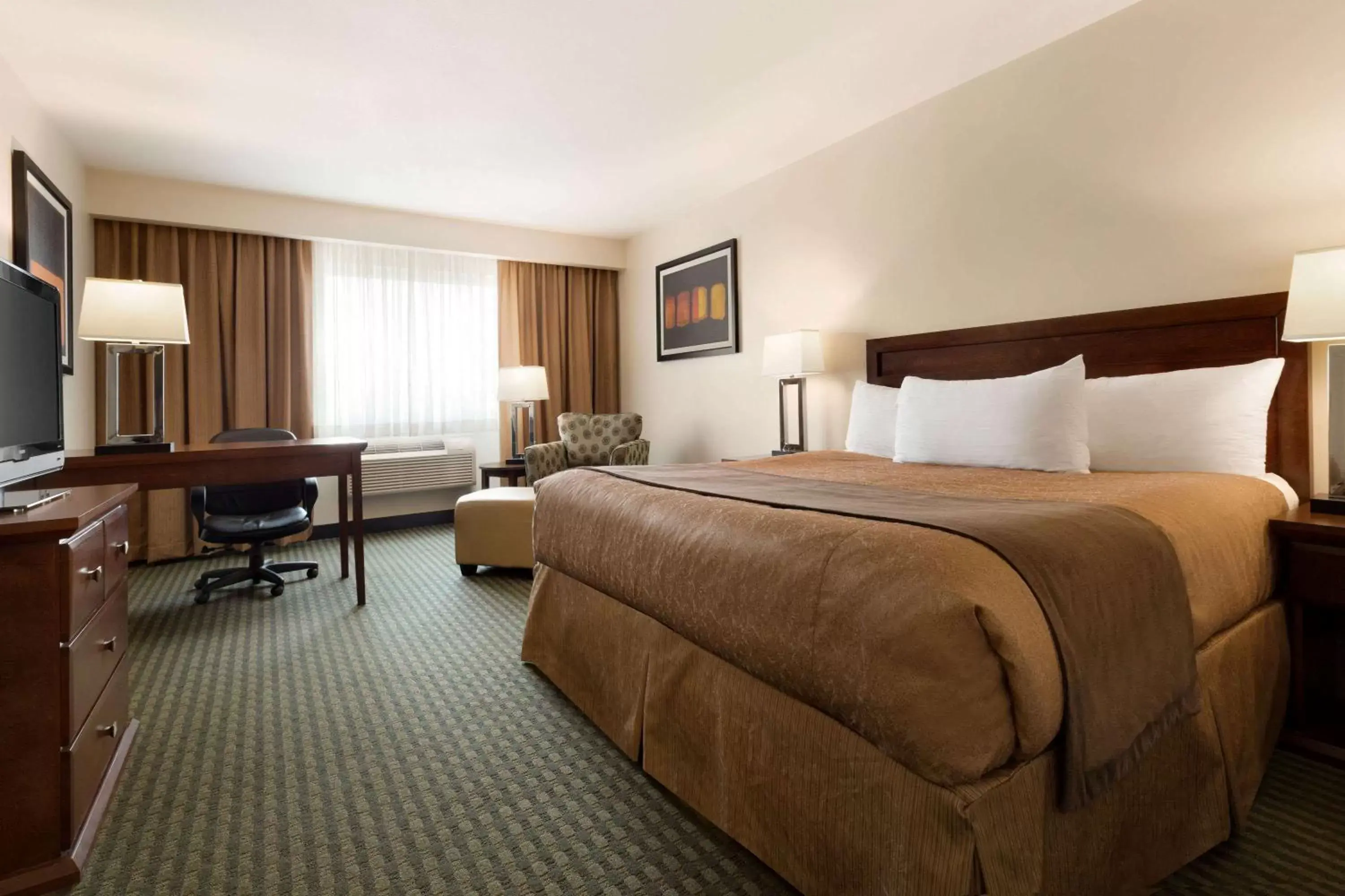 Photo of the whole room, Bed in Travelodge Hotel by Wyndham Weyburn