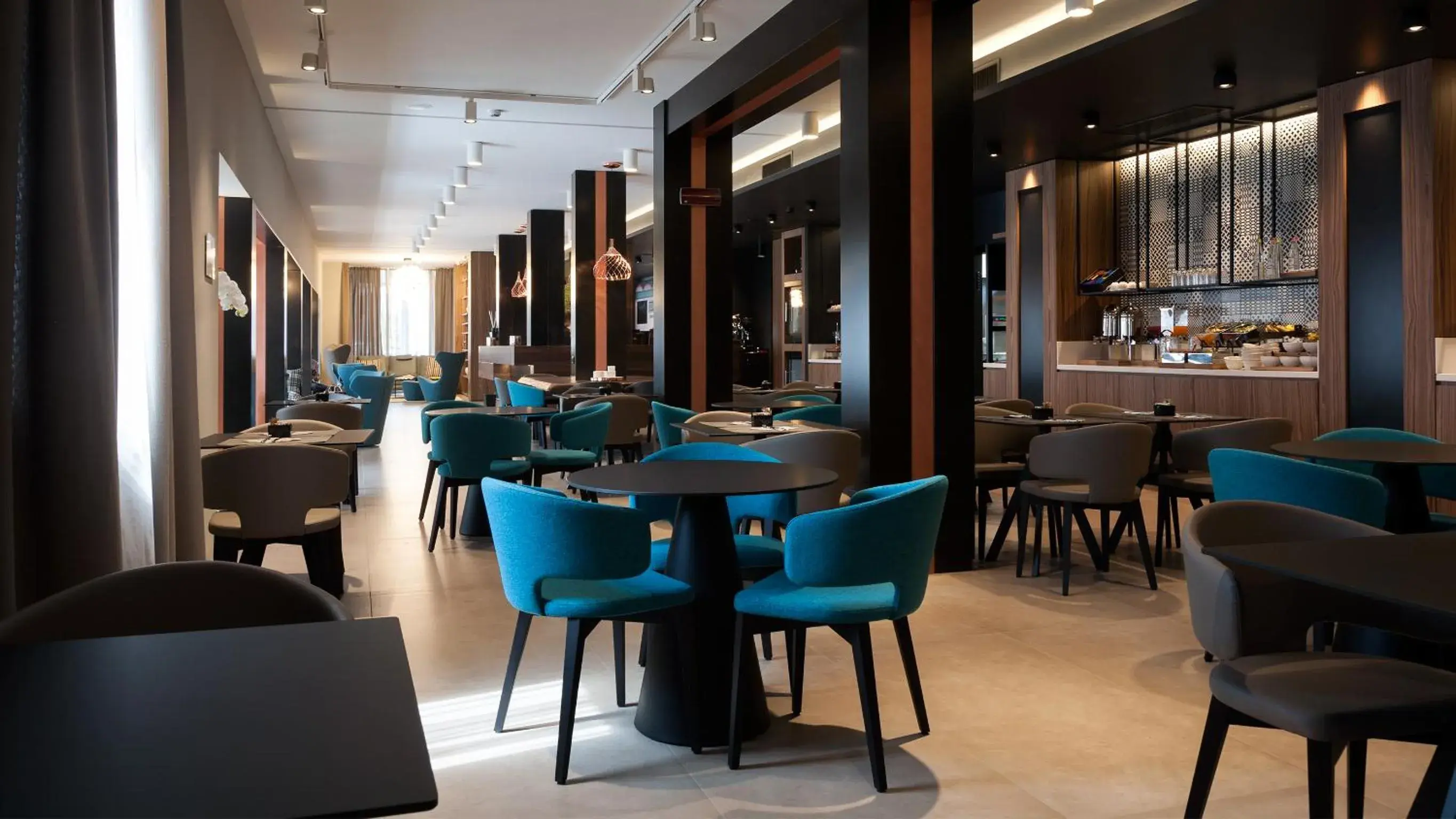 Communal lounge/ TV room, Lounge/Bar in G Hotel Pescara