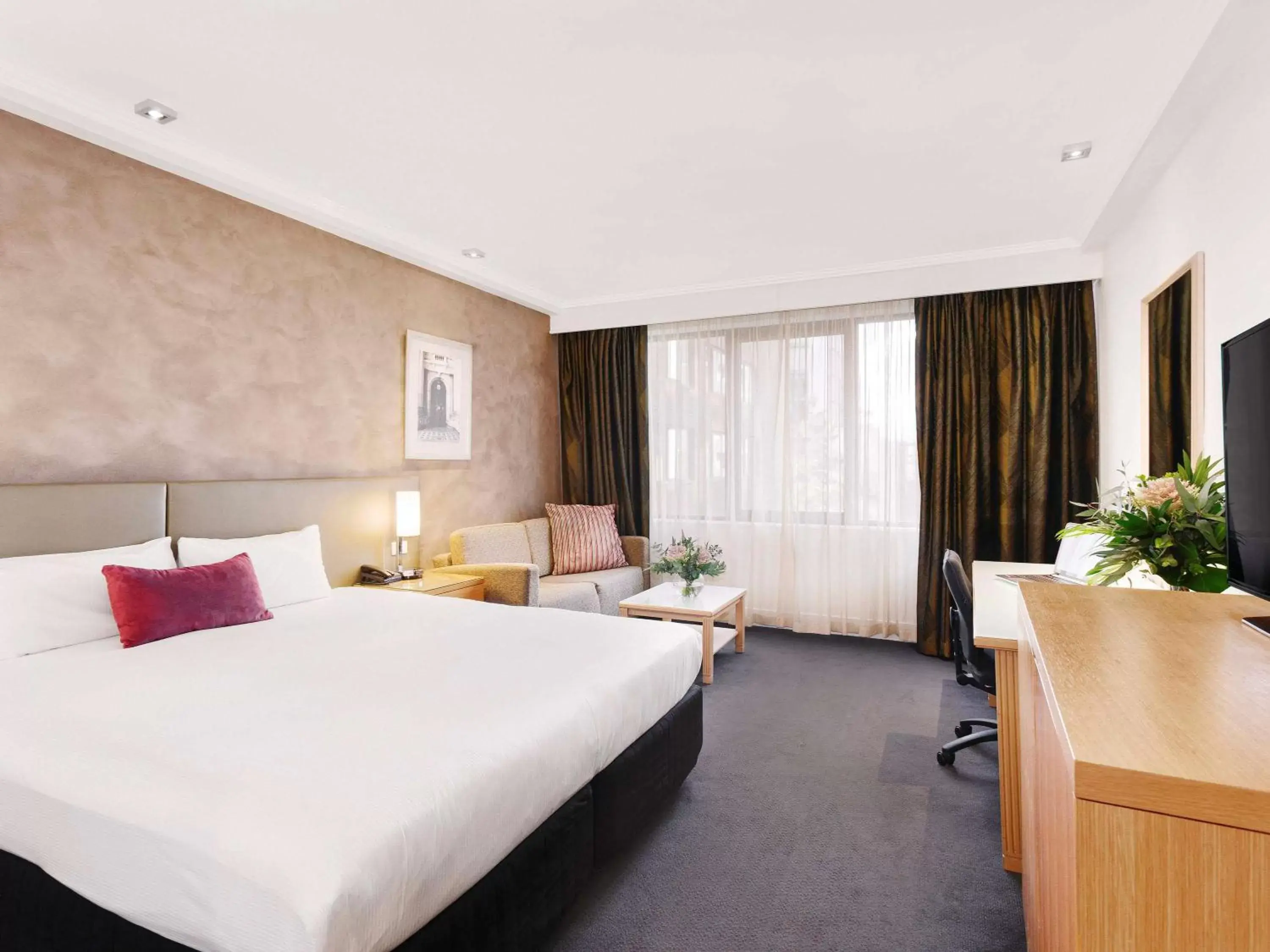 Photo of the whole room, Bed in Mercure Melbourne Albert Park