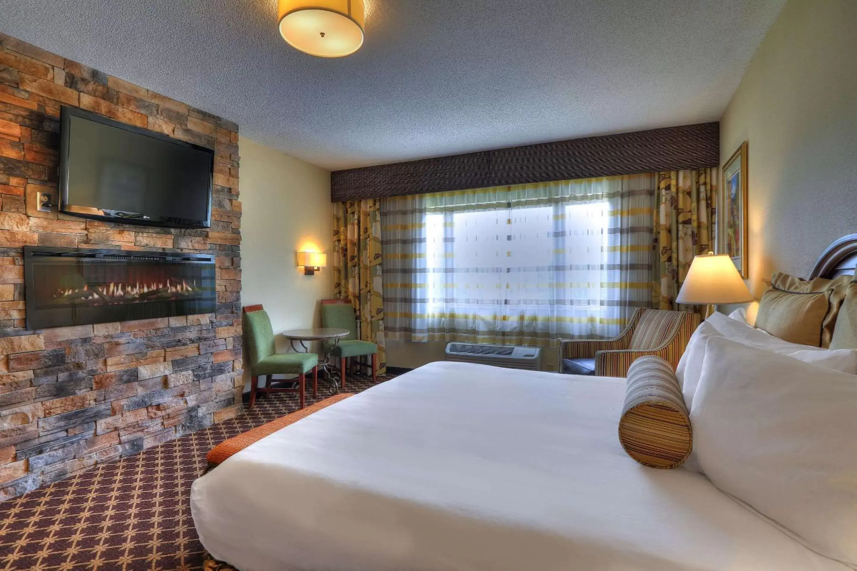 Photo of the whole room, Bed in Quality Inn Near the Island Pigeon Forge