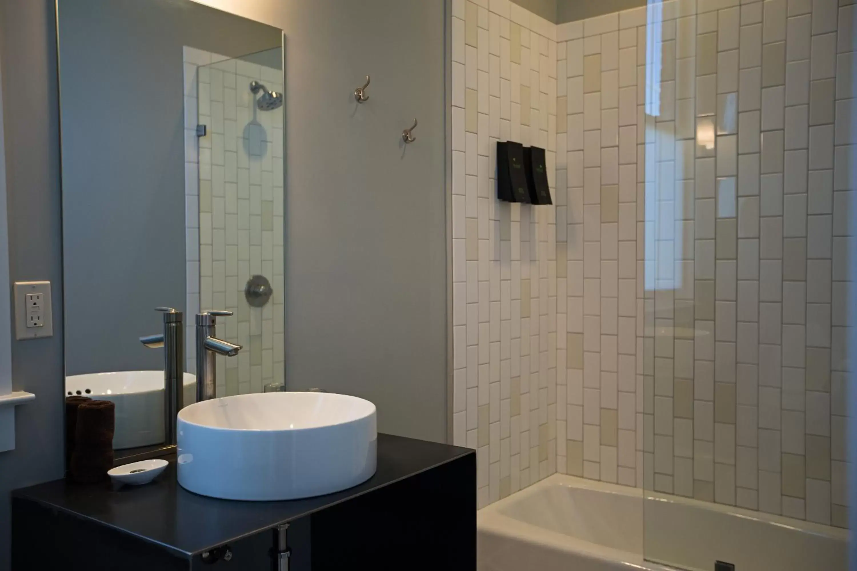 Double Room with Patio in Hanford House Inn Double Room with Patio in Hanford House Inn